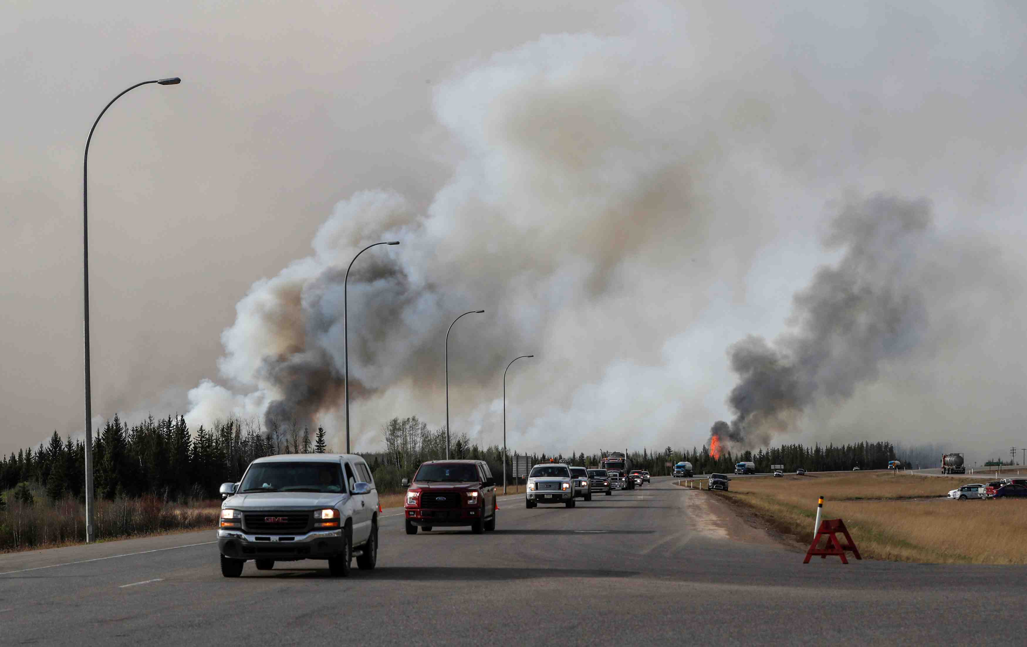 Nouvelles evacuations dans l'alberta face a la progression de l'incendie