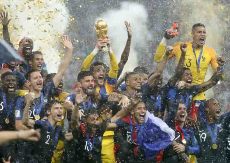 Houellebecq et les bleus dans la promotion de la legion d'honneur