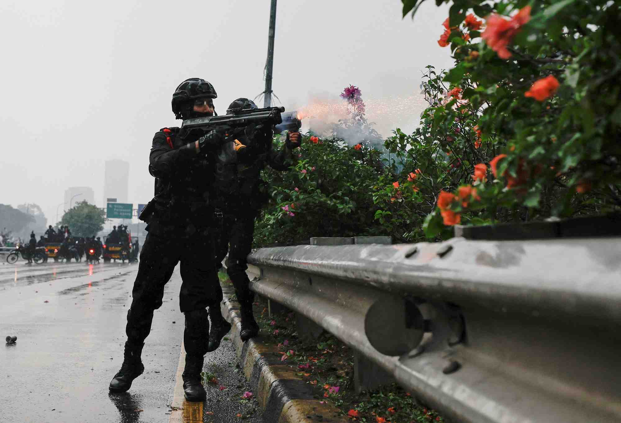 La police indonesienne disperse une manifestation devant le parlement