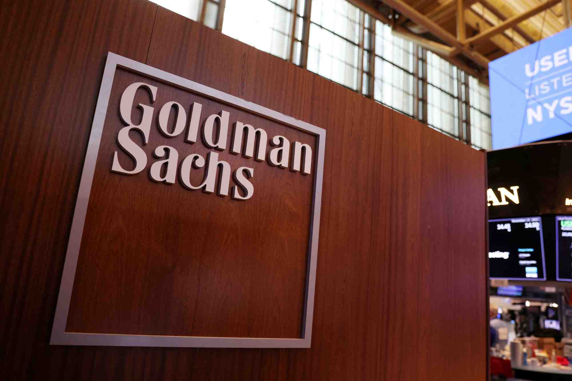 Le logo de goldman sachs est visible a la bourse de new york