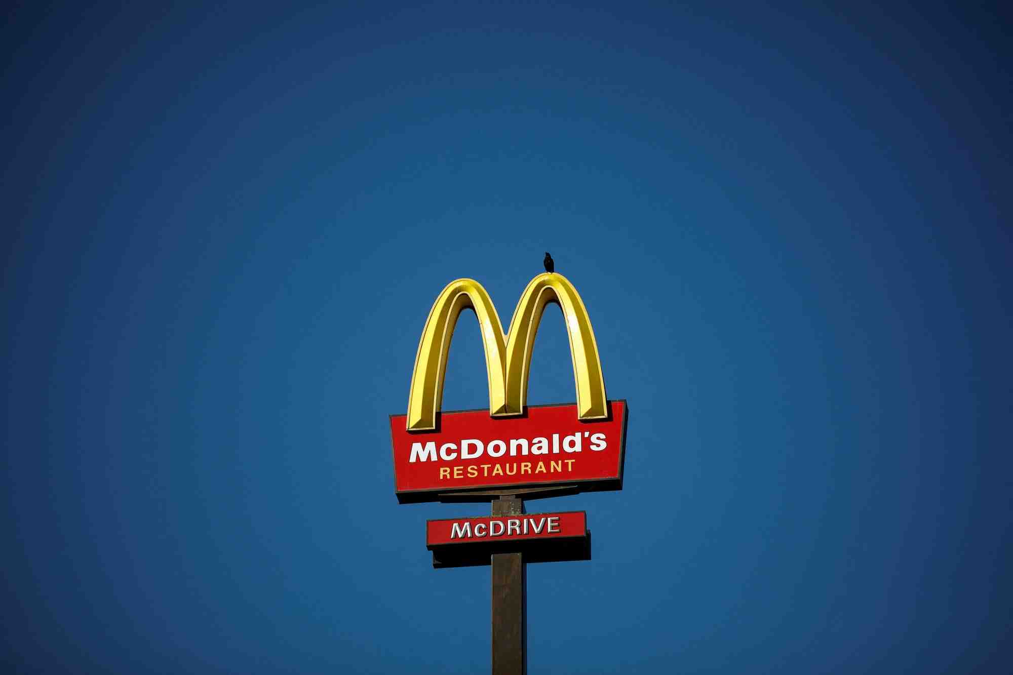 De nombreux restaurants McDonald's ont dû fermer leurs portes partout dans le monde ce vendredi. (photo d'illustration)