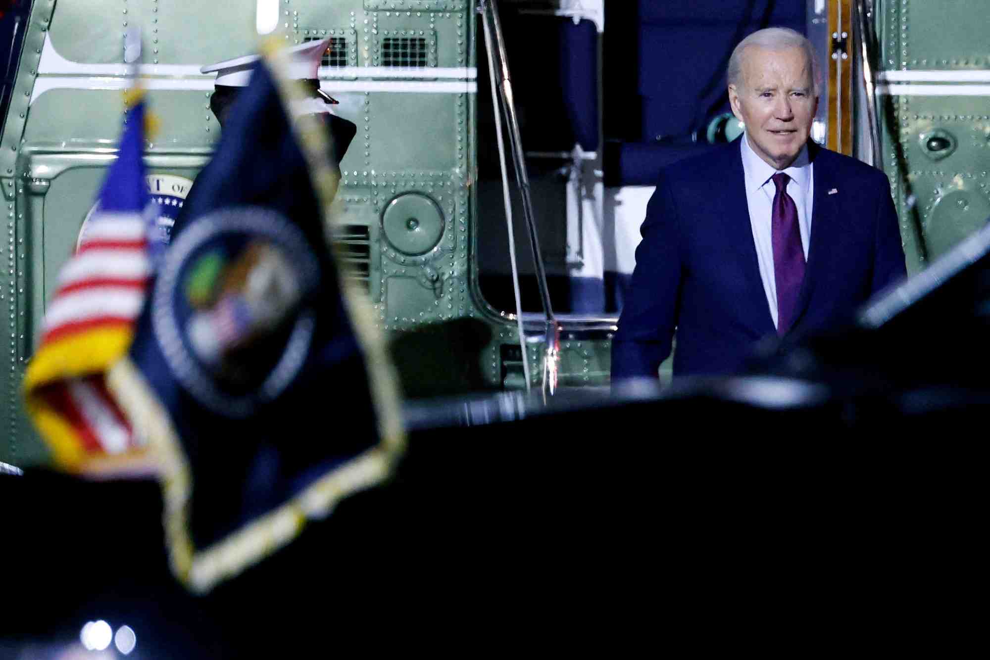 Le president americain joe biden debarque de marine one a la base aerienne du delaware