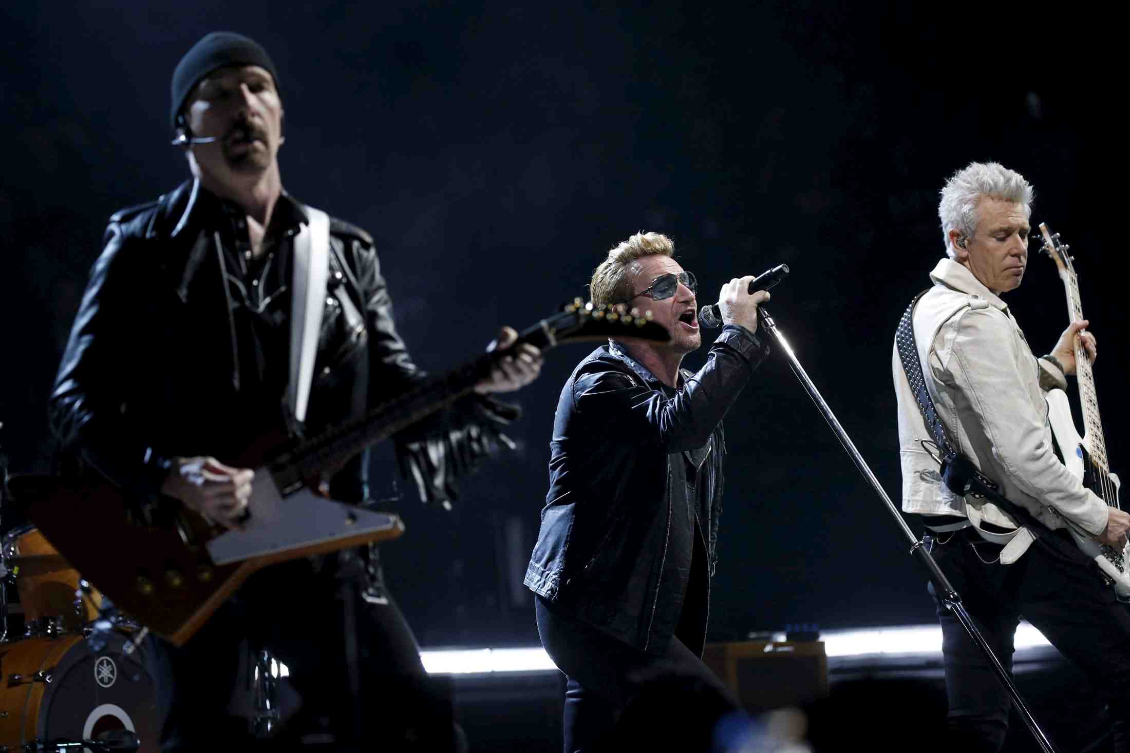 Hommage de u2 aux victimes des attentats du 13 novembre