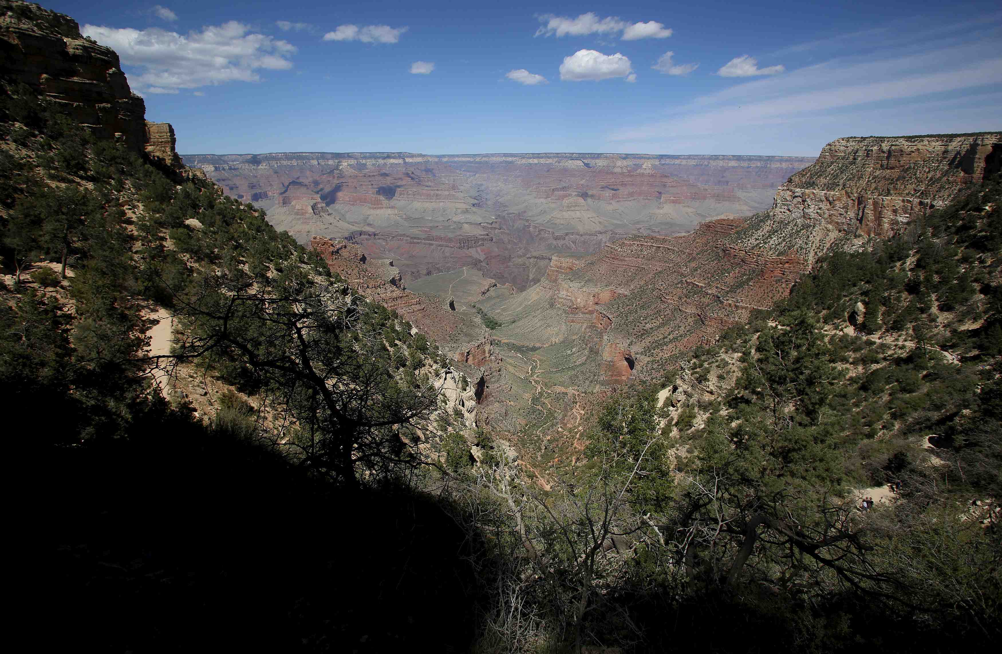 Un helicoptere s'ecrase dans le grand canyon, trois morts