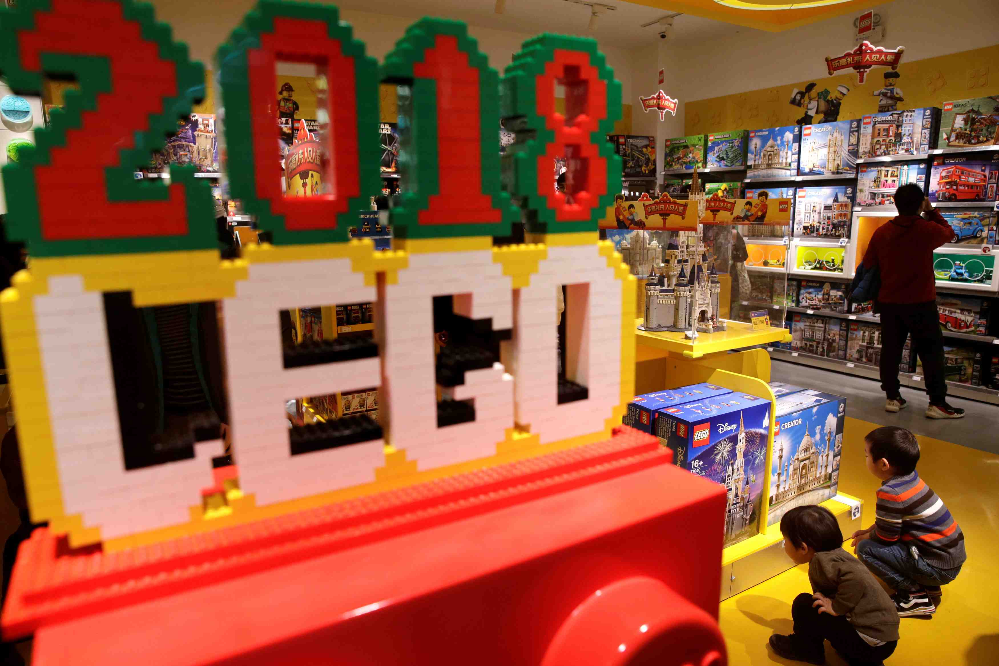 Lego porte par les dinosaures et les reproductions de voitures
