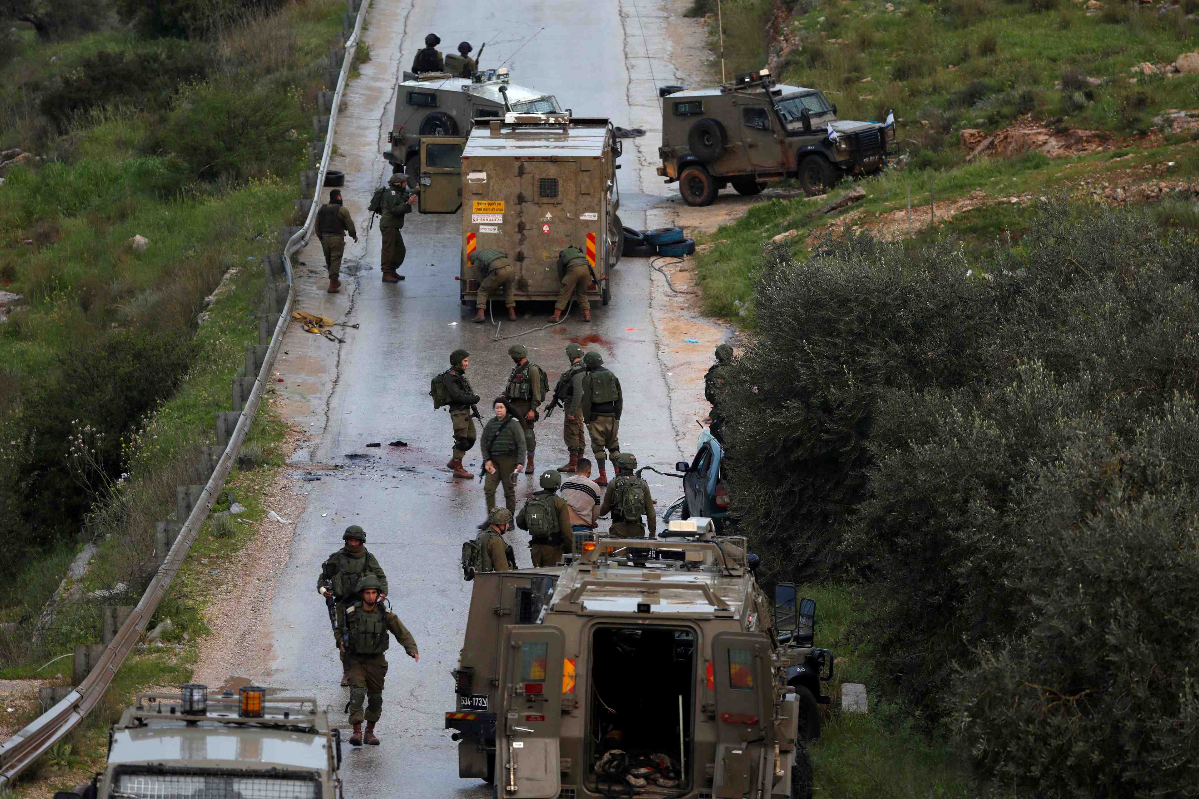 Des palestiniens foncent avec un vehicule sur des soldats israeliens
