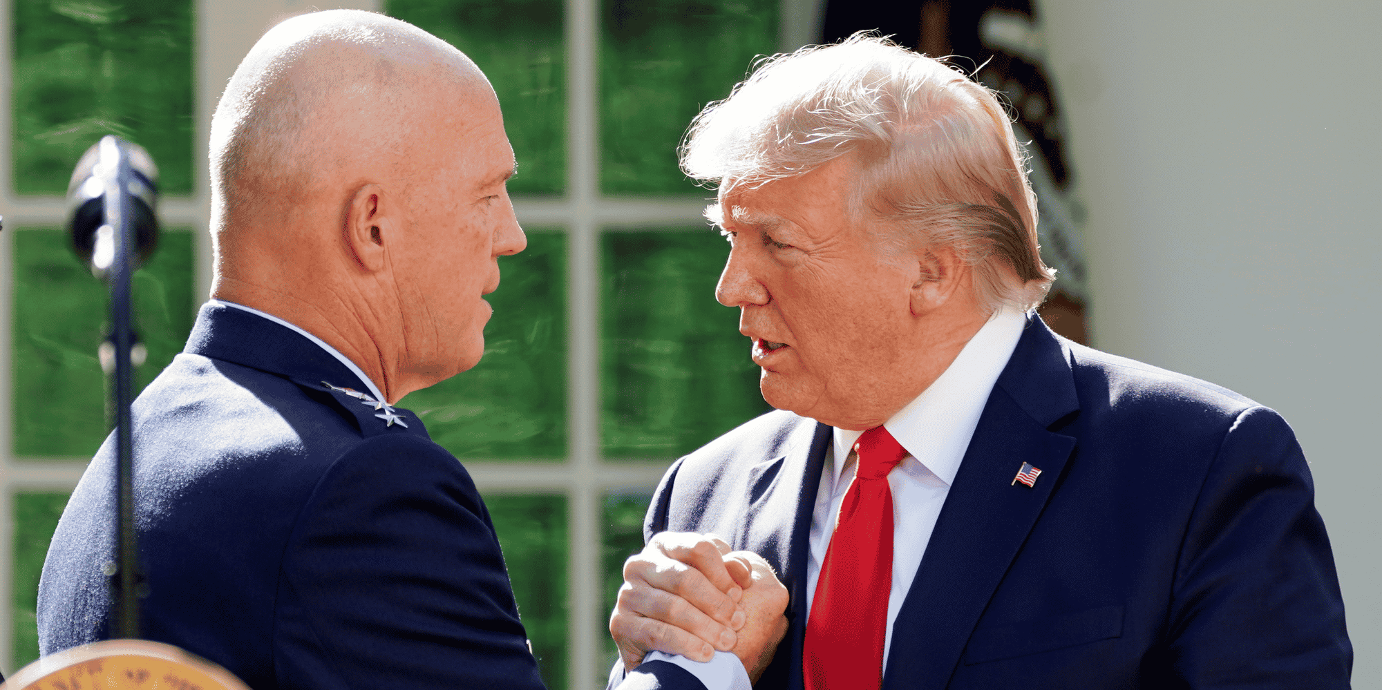 Le 29 août 2019 à la Maison-Blanche, Donald Trump serrant la main du général John Raymond, commandant en chef des forces armées spatiales des États-Unis.