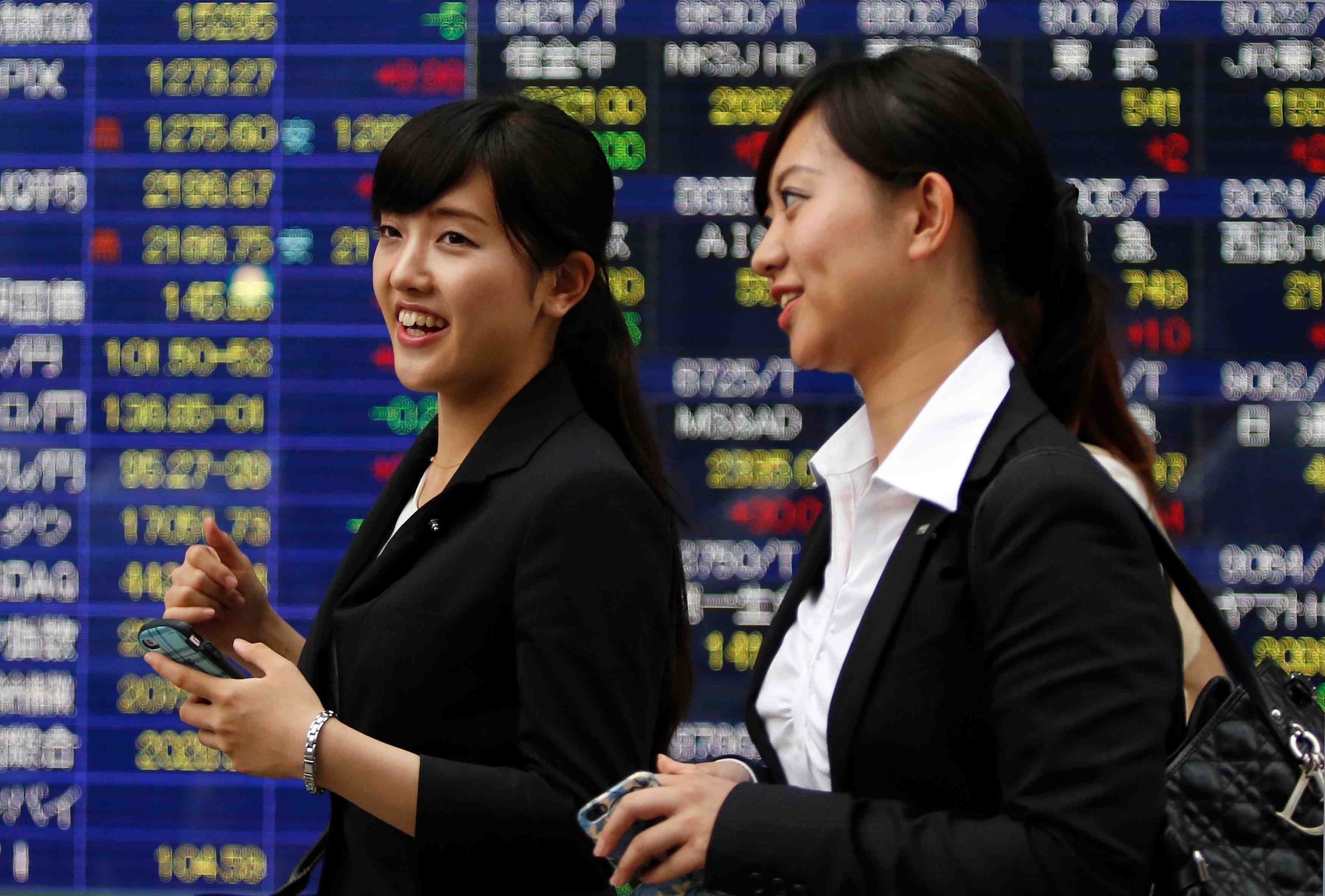 Tokyo termine en baisse