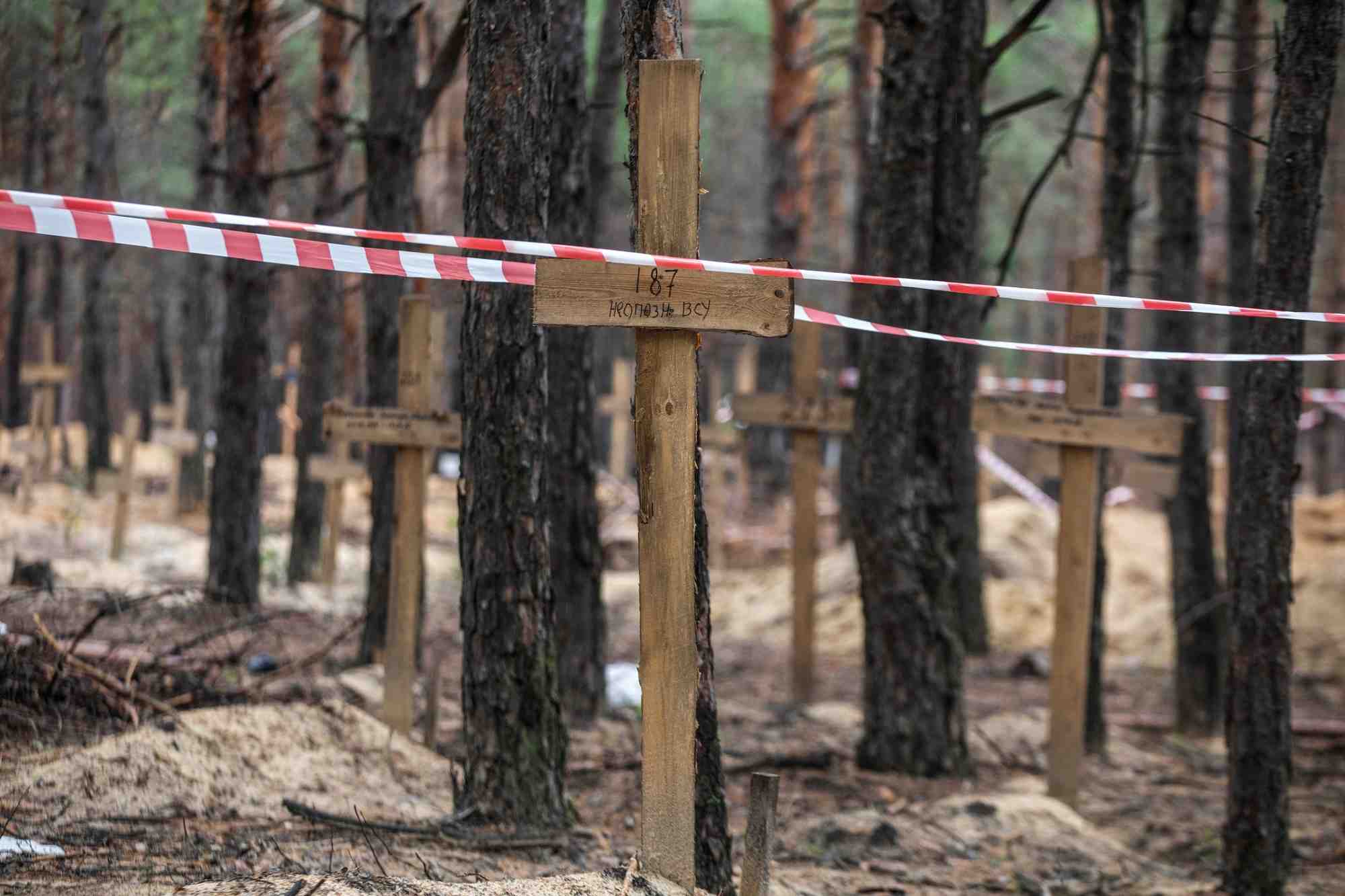 Ruban de signalisation sur une tombe d'un soldat ukrainien non identifie dans un cimetiere improvise dans la ville d'izium