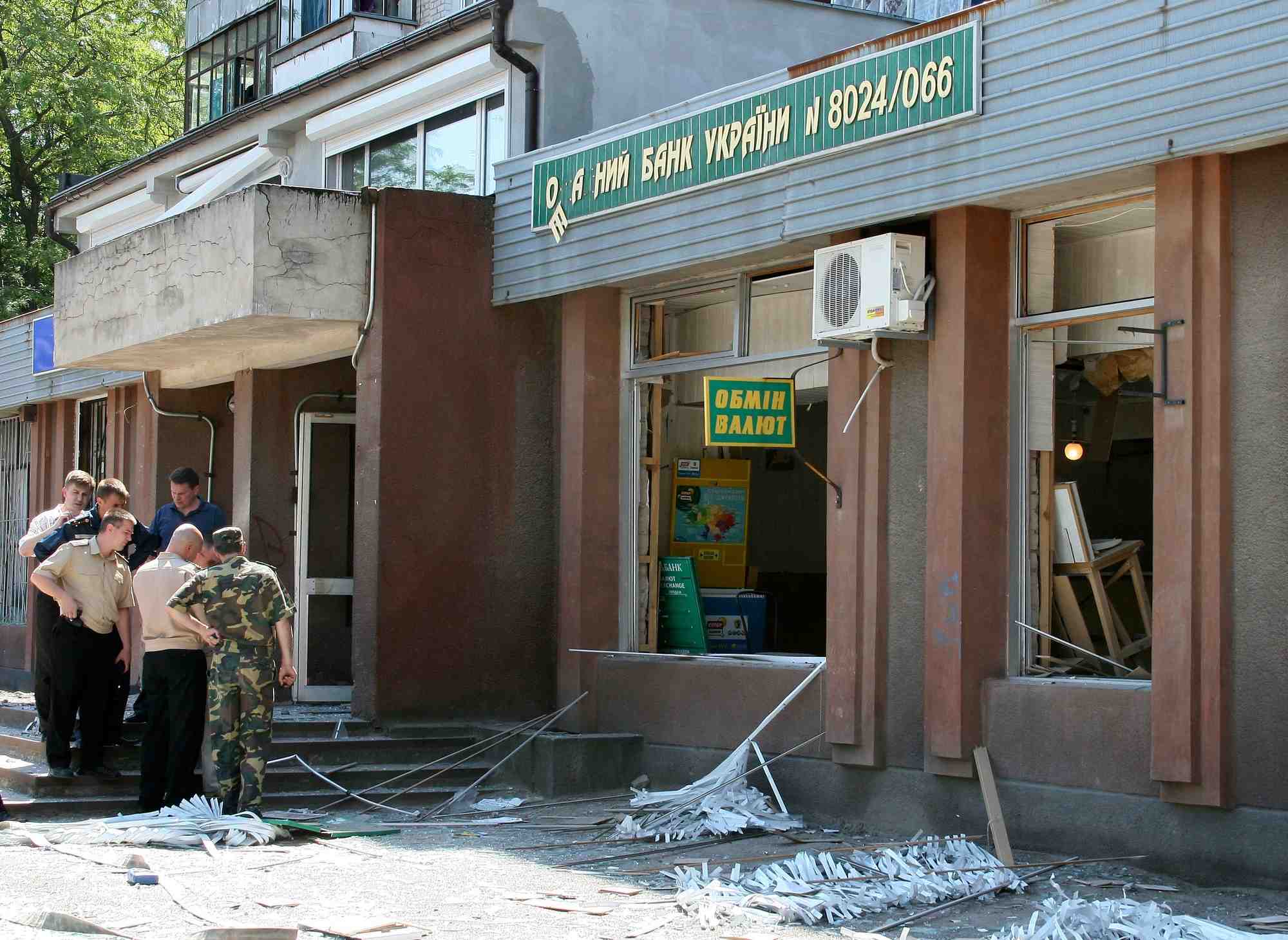 Photo d'archives montrant des specialistes inspectant le site d'une explosion a melitopol en ukraine