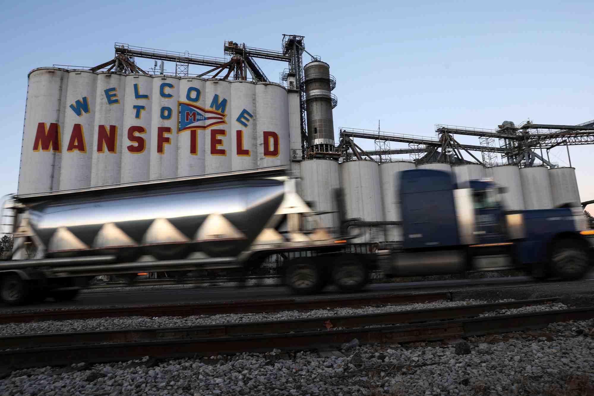 Un semi-remorque passe devant un site industriel a mansfield, dans l'ohio