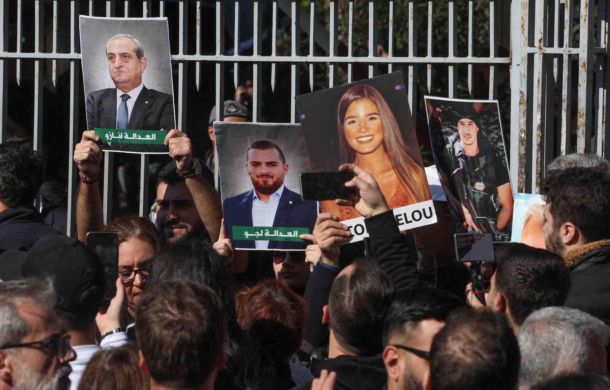 Des gens se rassemblent a beyrouth au liban pour s'opposer a la revocation du juge tarek bitar dans l'enquete sur l'explosion meurtriere dans le port de la capitale en 2020