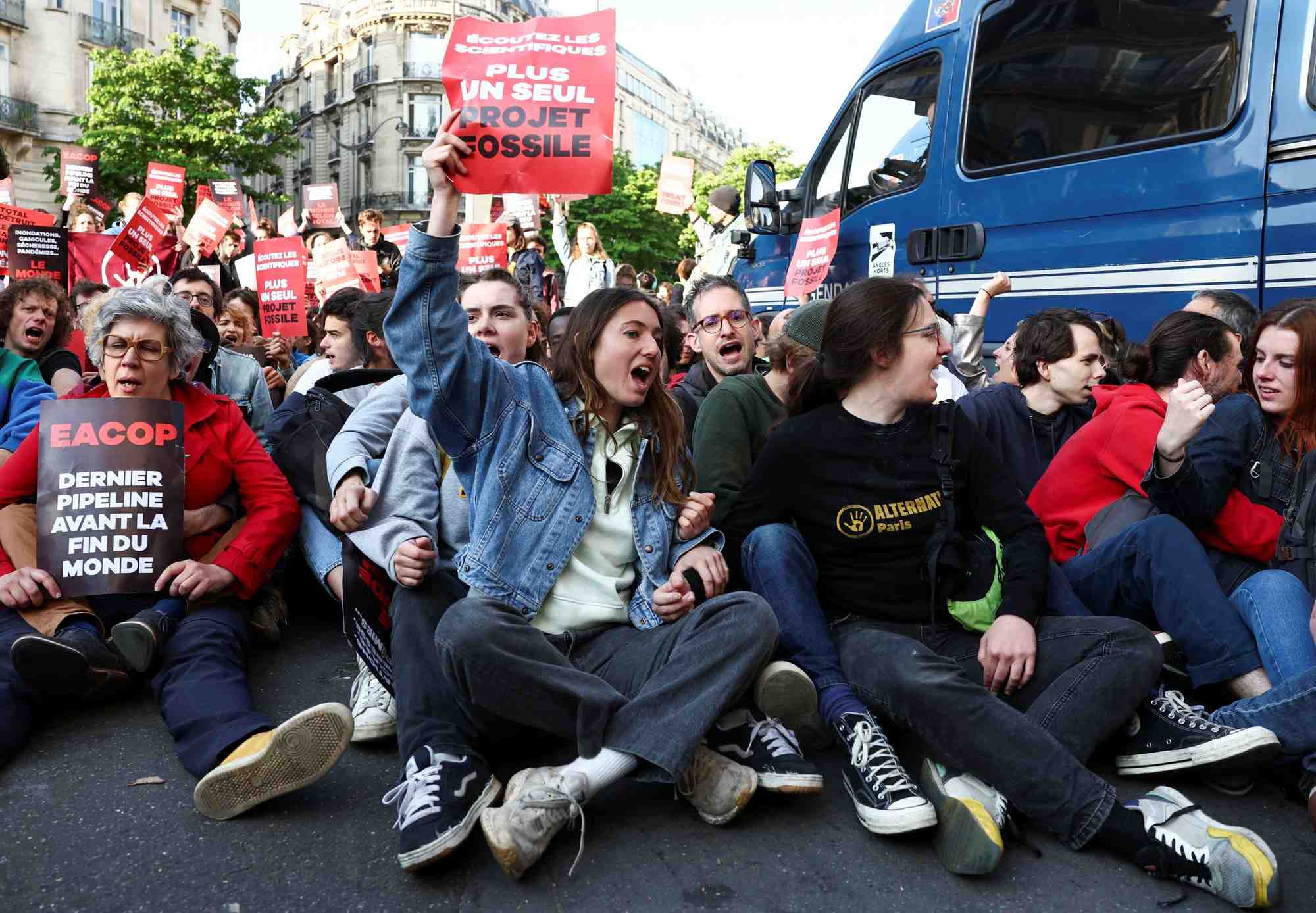 Des militants ecologistes protestent lors de l'assemblee generale annuelle de totalenergies a paris