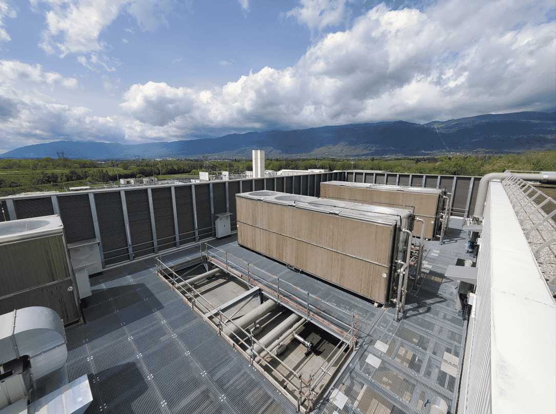 Le nouveau datacenter du CERN se situe à Prévessin-Moëns (Ain), à quelques kilomètres du site historique de Meyrin (Suisse). Opérationnel depuis février, il héberge désormais l'équivalent en données de 4MW de puissance d'alimentation électrique et de refroidissement. Et pourrait monter à 12 MW à l'avenir, en fonction des investissements réalisés.