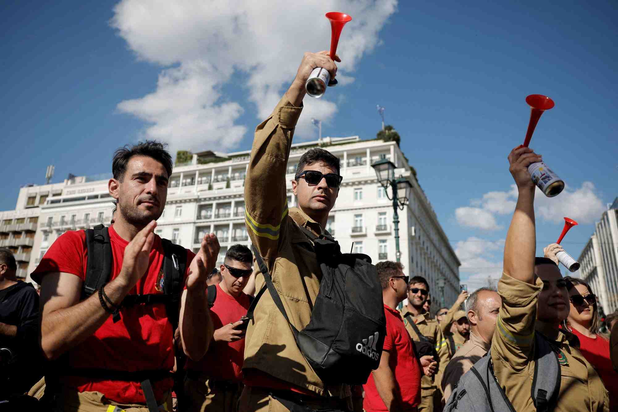 Les pompiers saisonniers grecs manifestent a athenes pour reclamer des emplois permanents