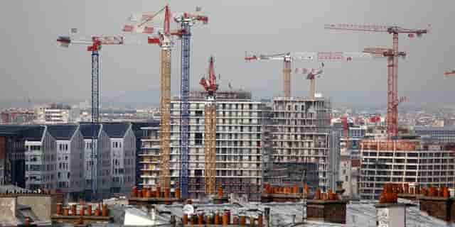 La Fédération française du bâtiment anticipe que l'activité du bâtiment pourrait encore reculer de -5,6% en 2025.