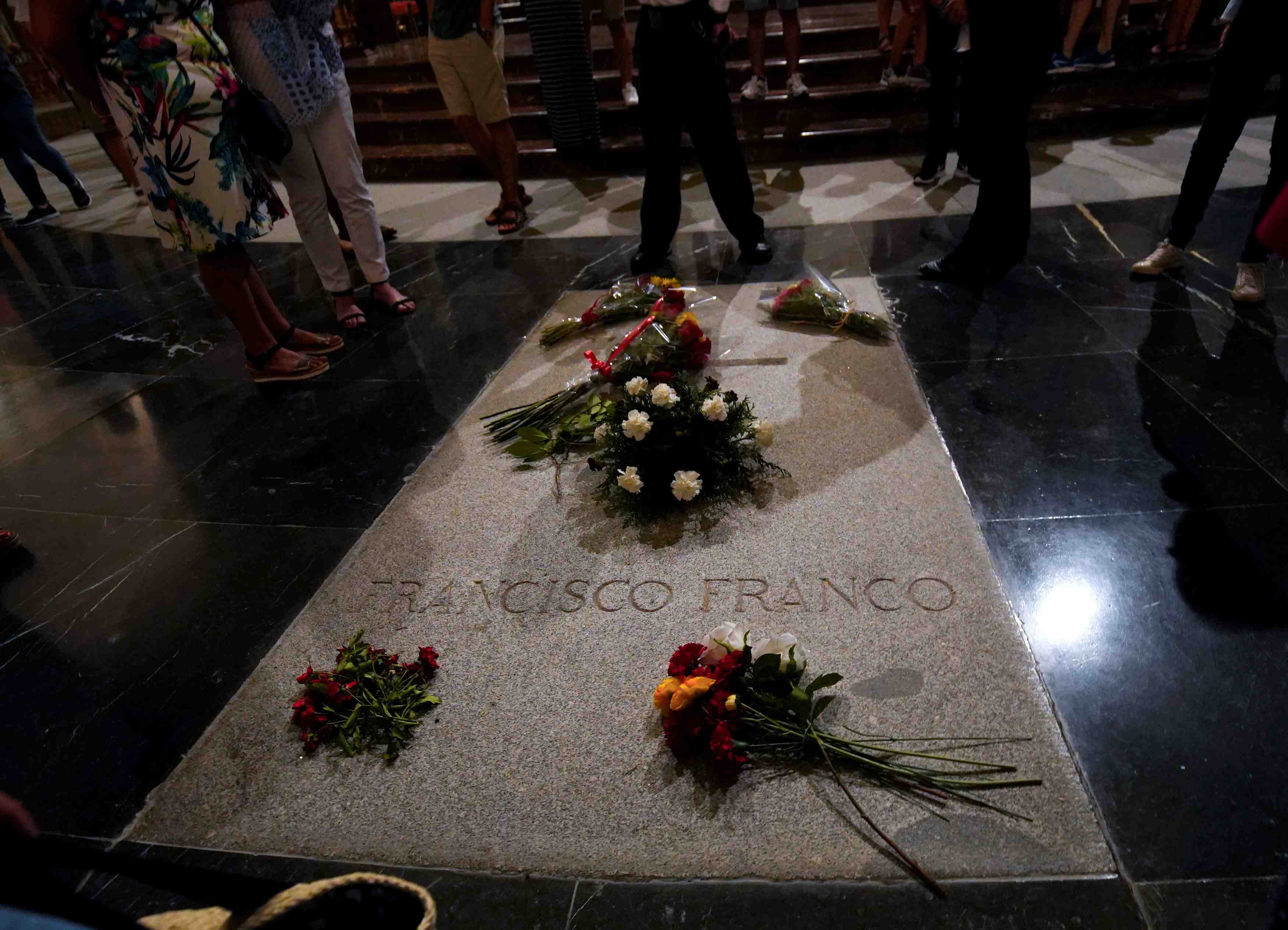 Le gouvernement espagnol ouvre la voie a l'exhumation de franco