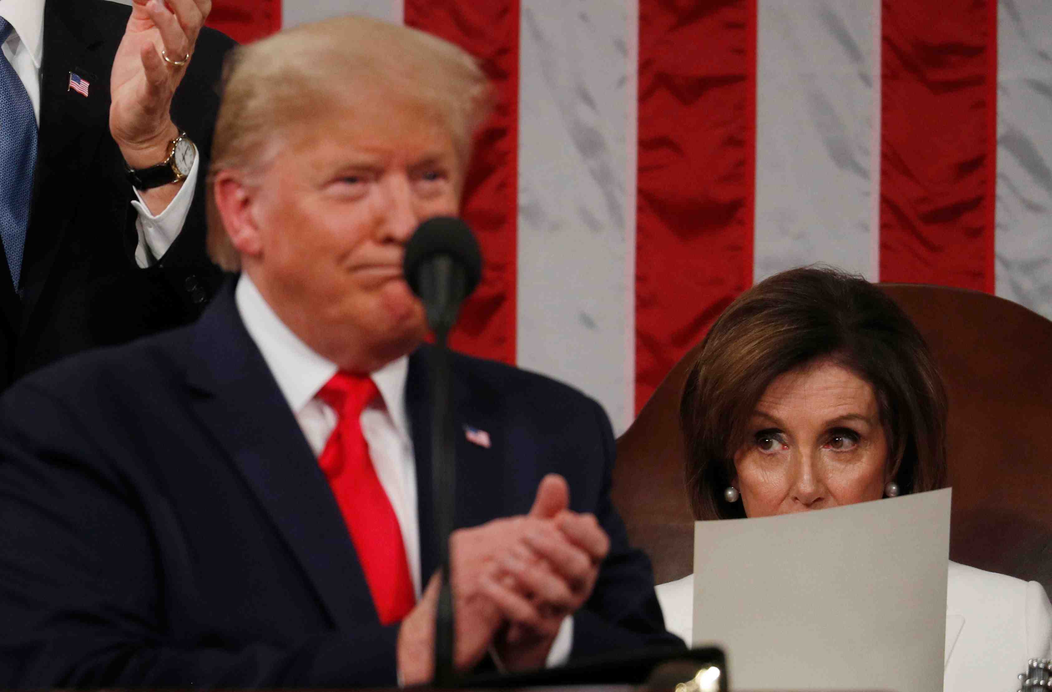 Usa: trump, au congres, snobe pelosi qui dechire la copie de son discours