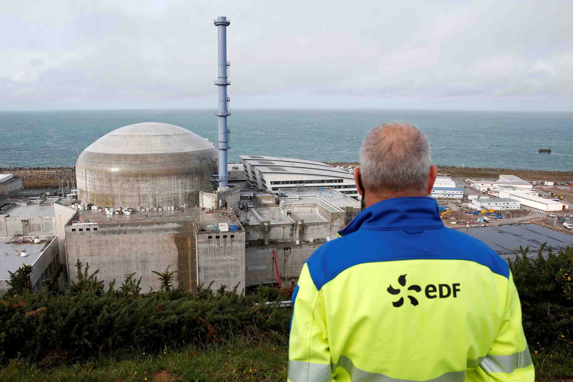 l'EPR doit ajouter une puissance de 1.650 mégawatts (MW) au réseau pour une facture qui devrait atteindre 12,7 milliards, soit environ quatre fois plus que le devis initial (3,3 milliards d'euros).