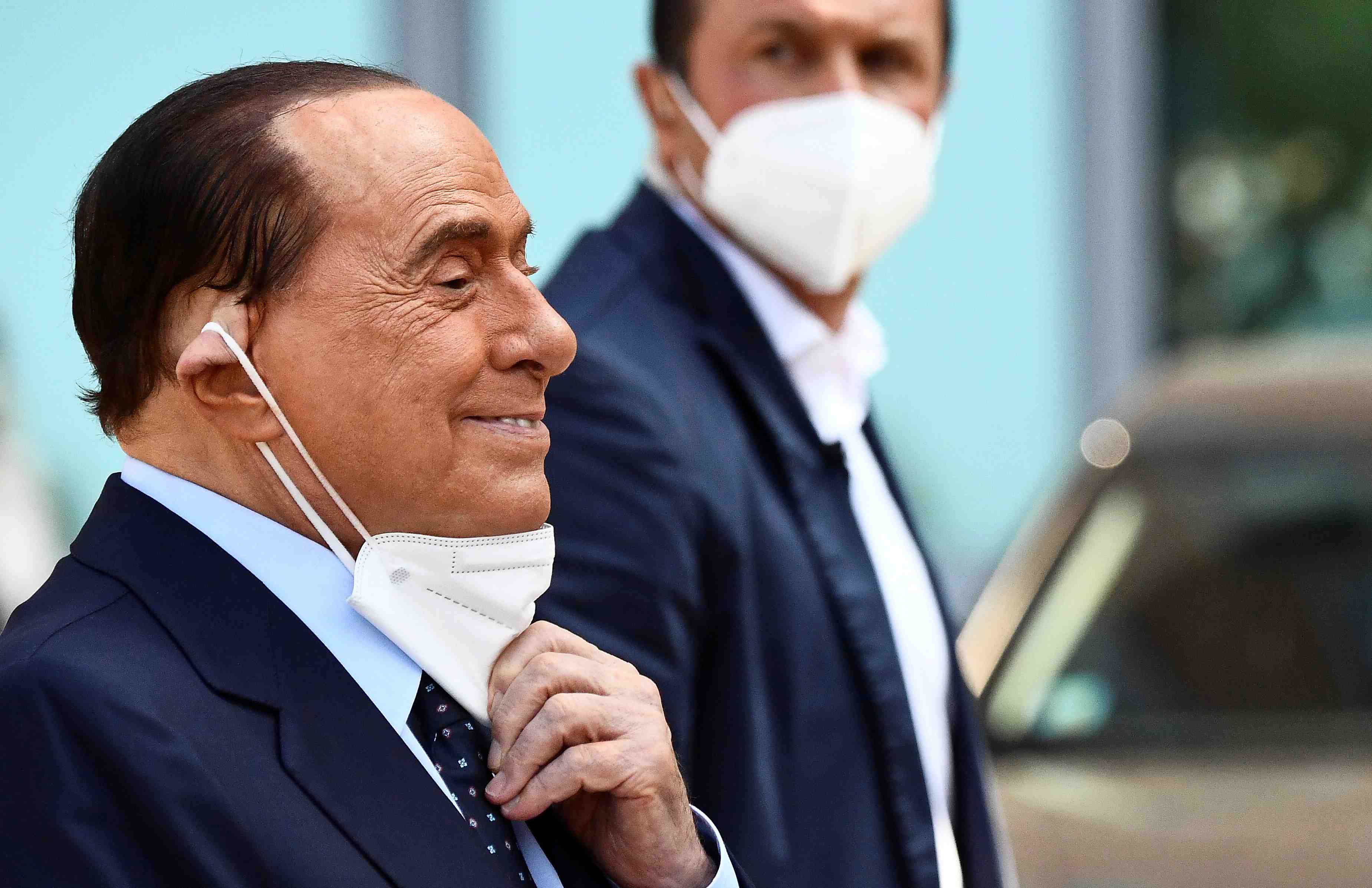 Berlusconi hospitalise a monte carlo pour des problemes cardiaques