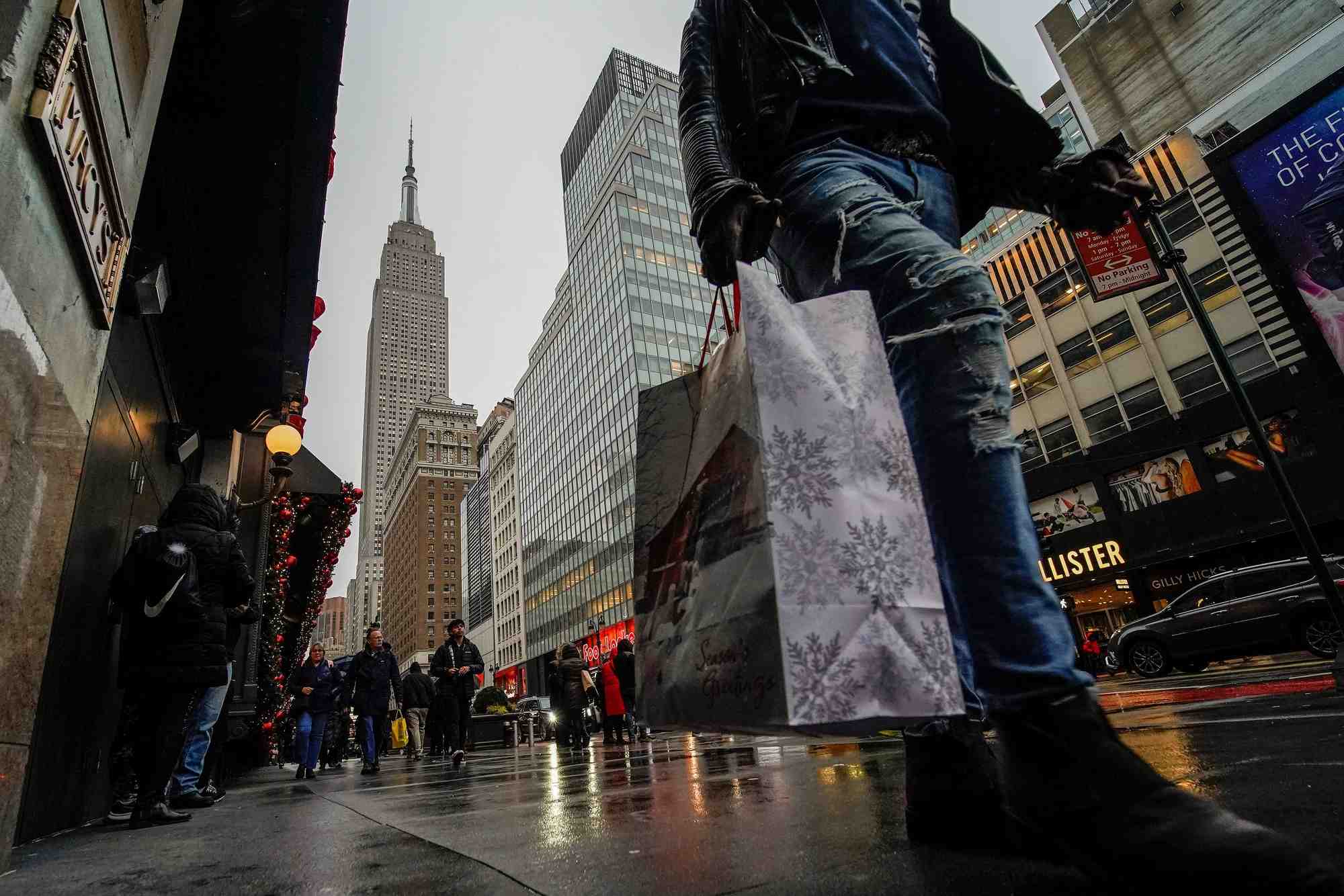 Des gens font du shopping pendant la periode des fetes, a new york