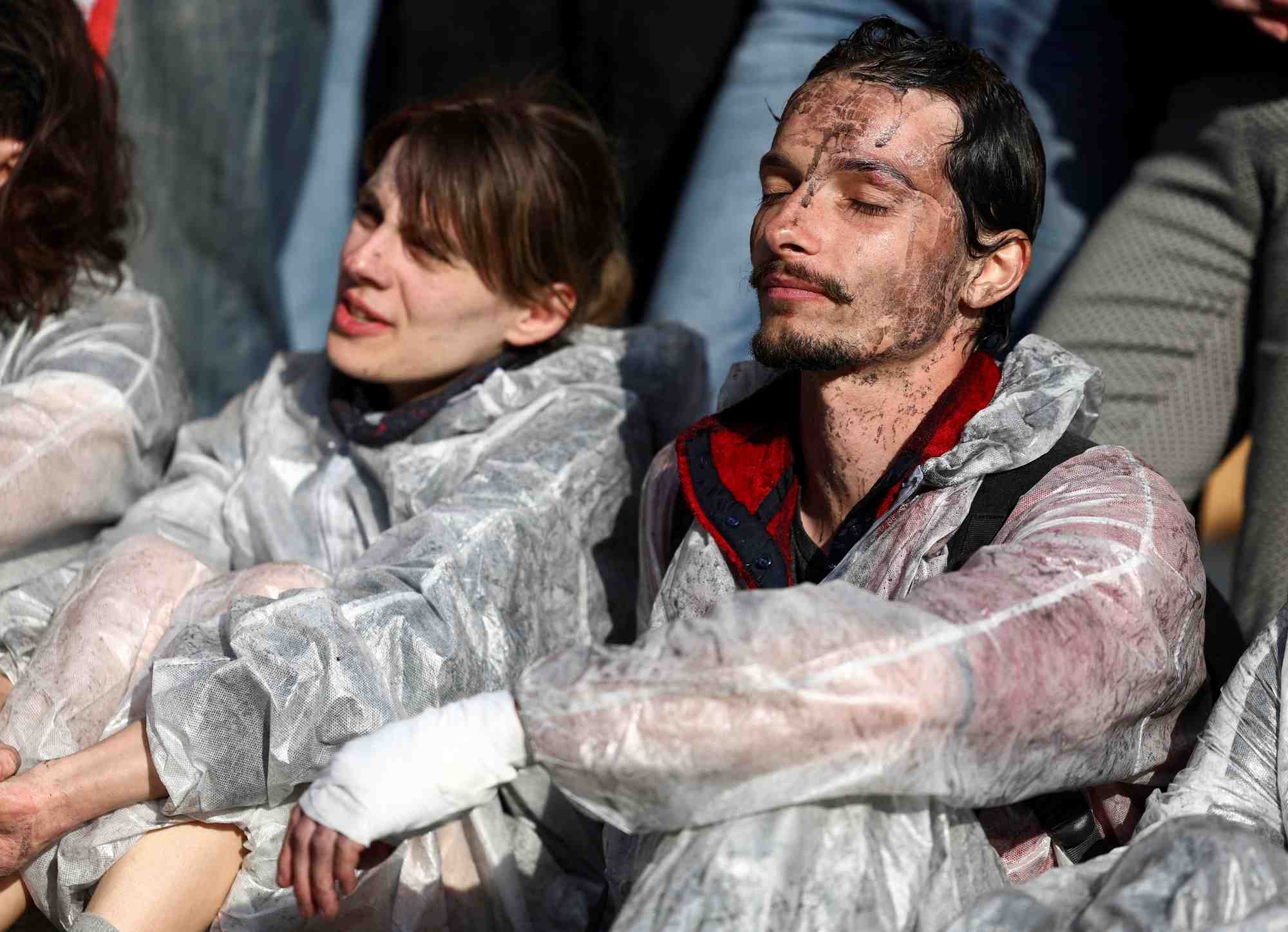 Des militants ecologistes protestent lors de l'assemblee generale annuelle de totalenergies a paris
