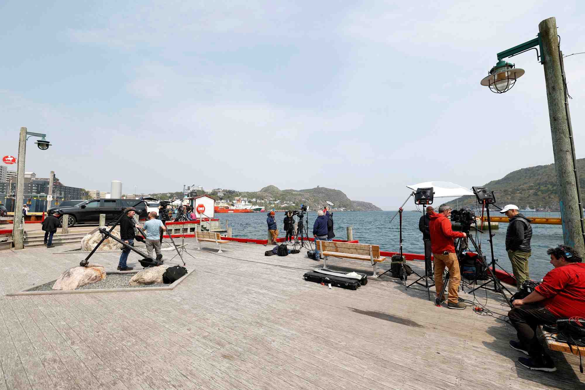 Des medias attendent des nouvelles pendant les recherches du submersible oceangate dans le port de st. john's, a terre-neuve