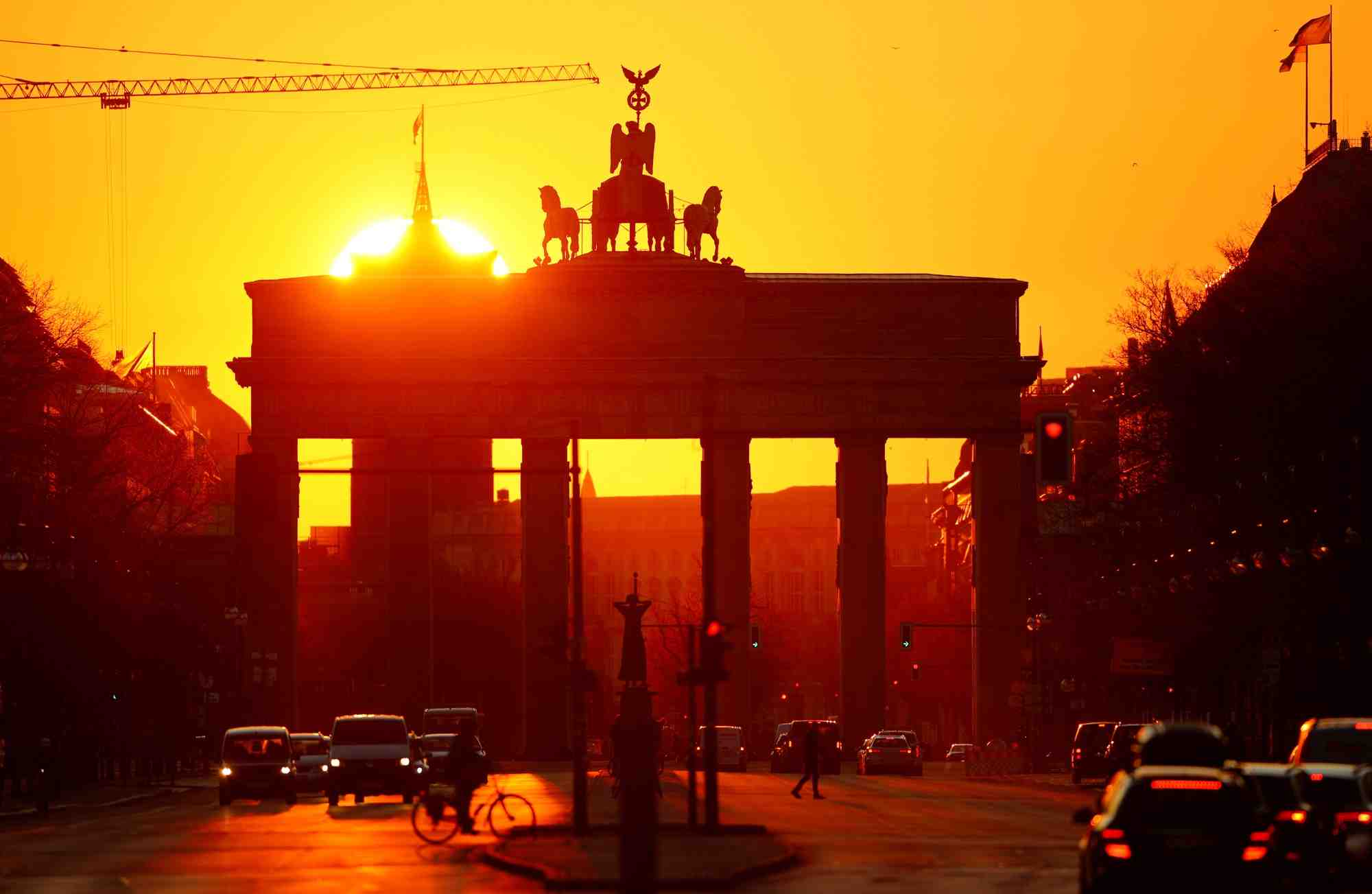Le soleil se leve derriere la porte de brandebourg a berlin