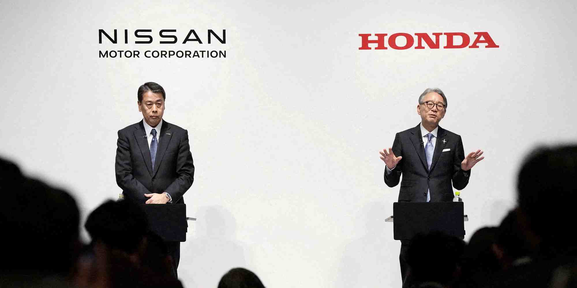 Les relations entre Makoto Uchida, l'actuel directeur général de Nissan (à gauche), et son homologue chez Honda, Toshihiro Mibe, se sont détériorées ces dernières semaines, d'après le Financial Times.