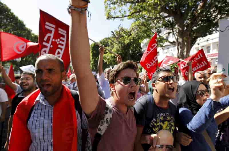 Des tunisiens manifestent contre un projet de loi d'amnistie
