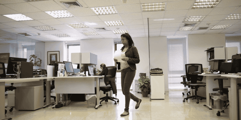 Les femmes ont moins de temps à consacrer à leur carrière pour s'occuper des tâches domestiques.