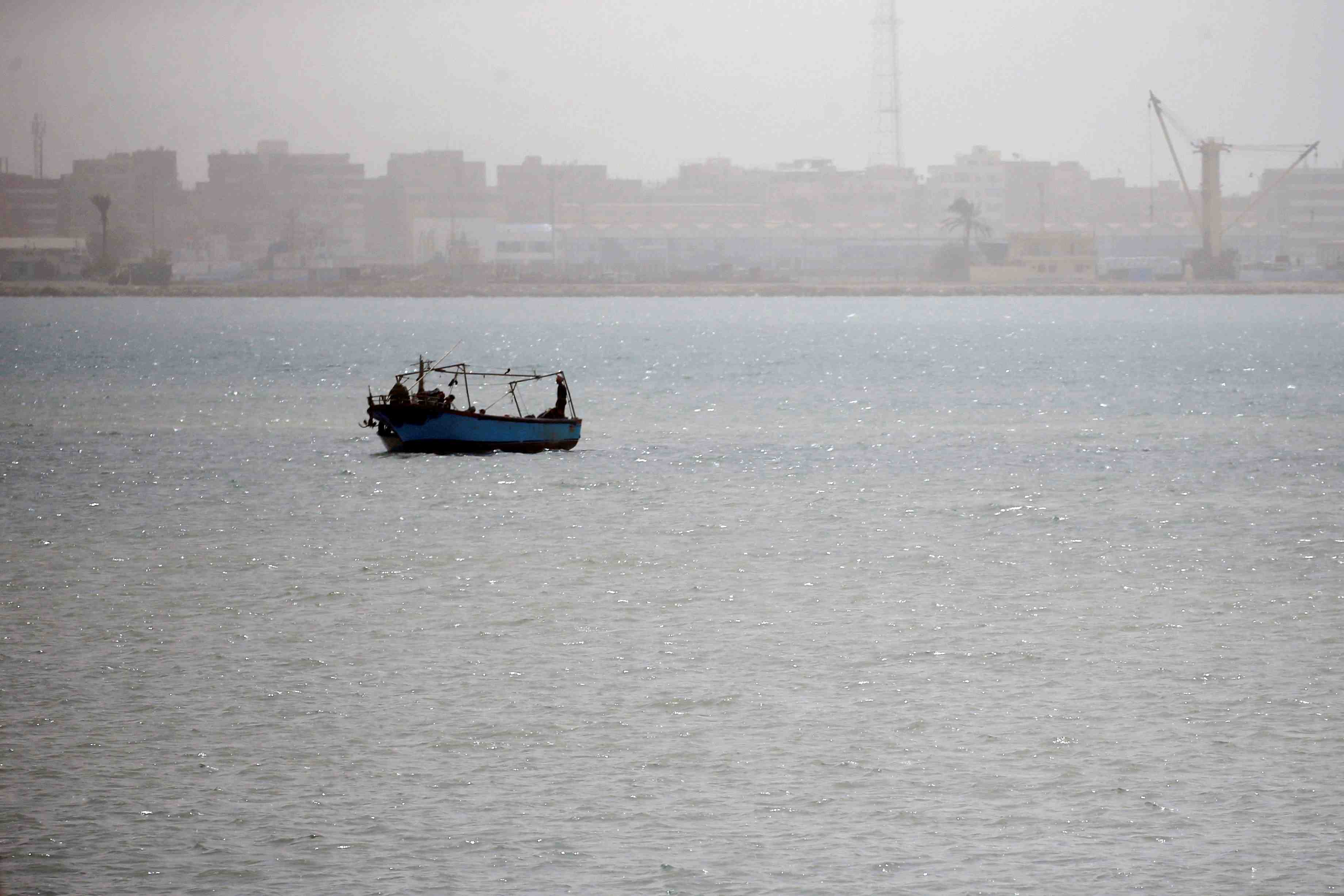 Un porte-conteneur s’echoue dans le canal de suez, operation de remorquage en cours