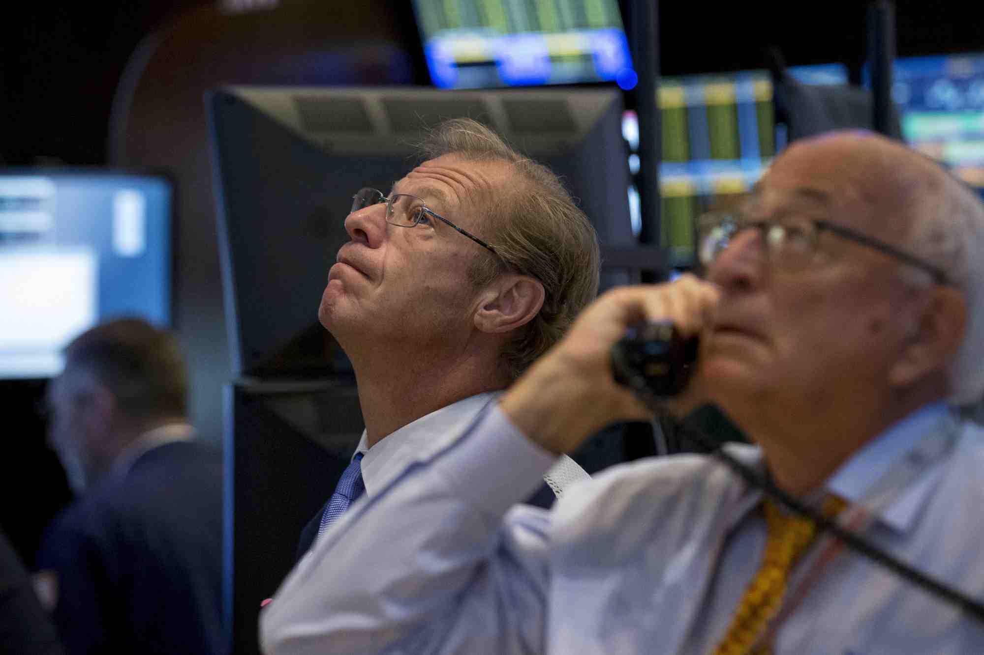 Les traders travaillent sur le parquet de la bourse de new york