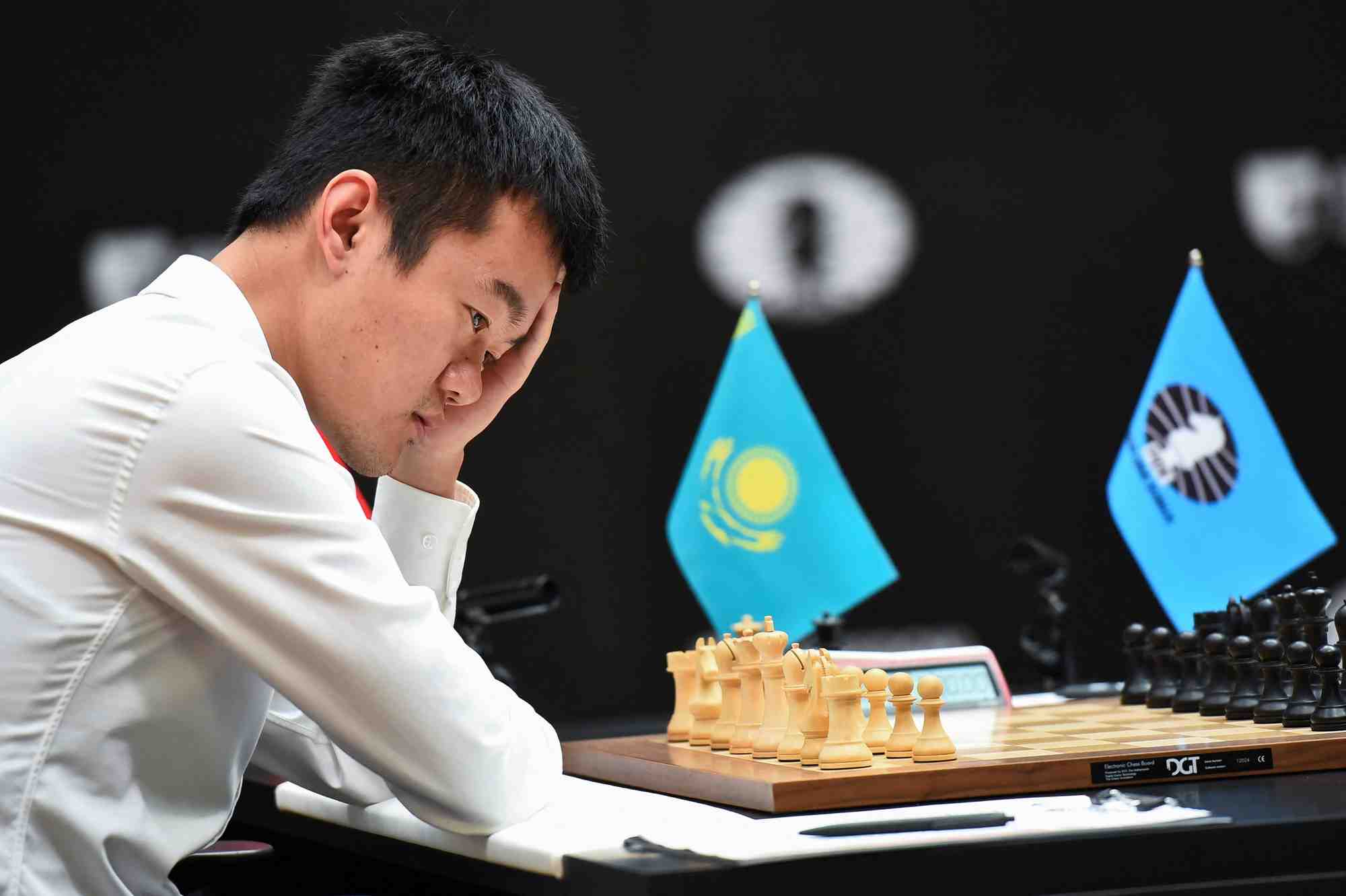 Ding liren lors du championnat du monde d'echecs 2023 de la fide