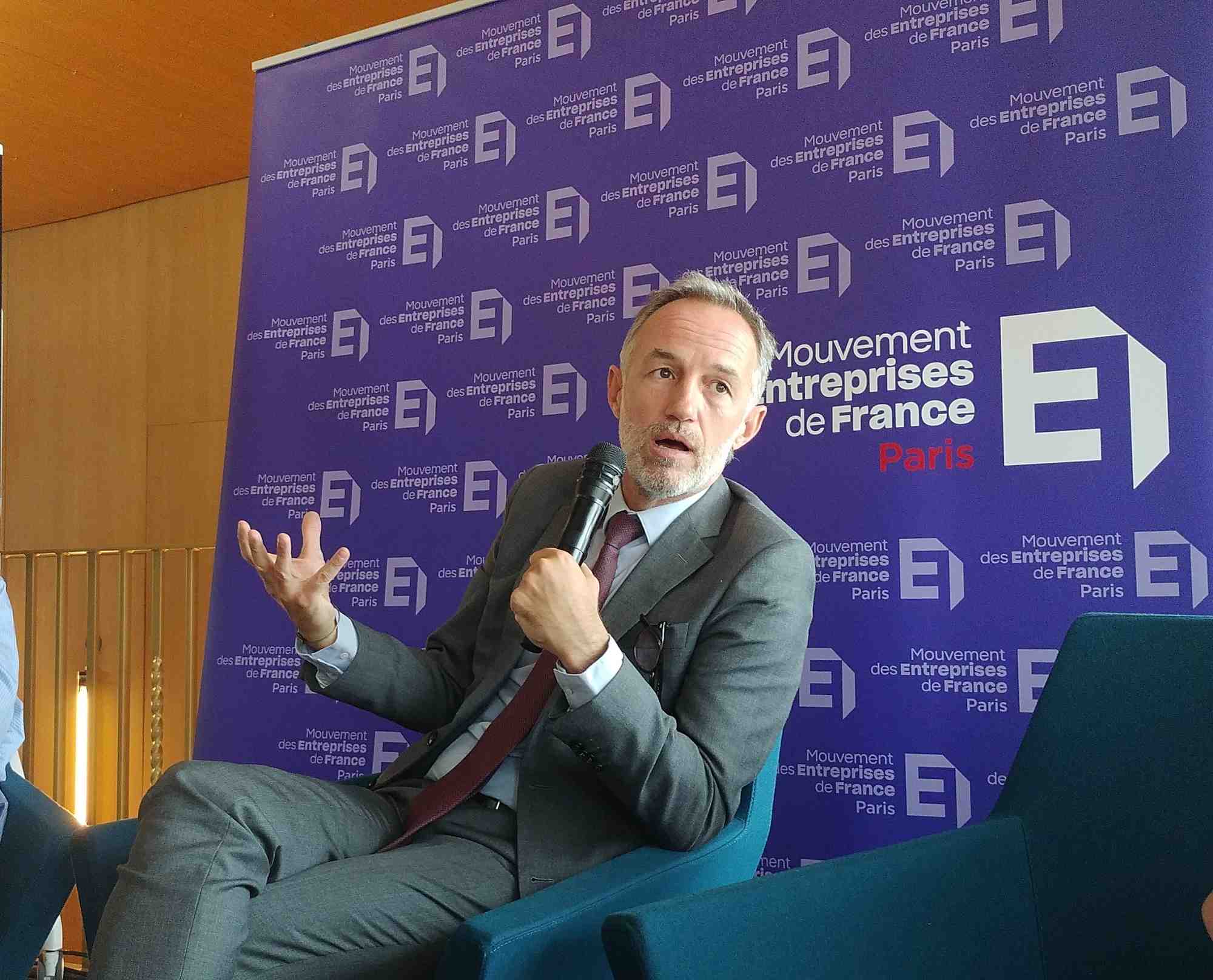 Emmanuel Grégoire devant le MEDEF Paris ce 28 août 2023.