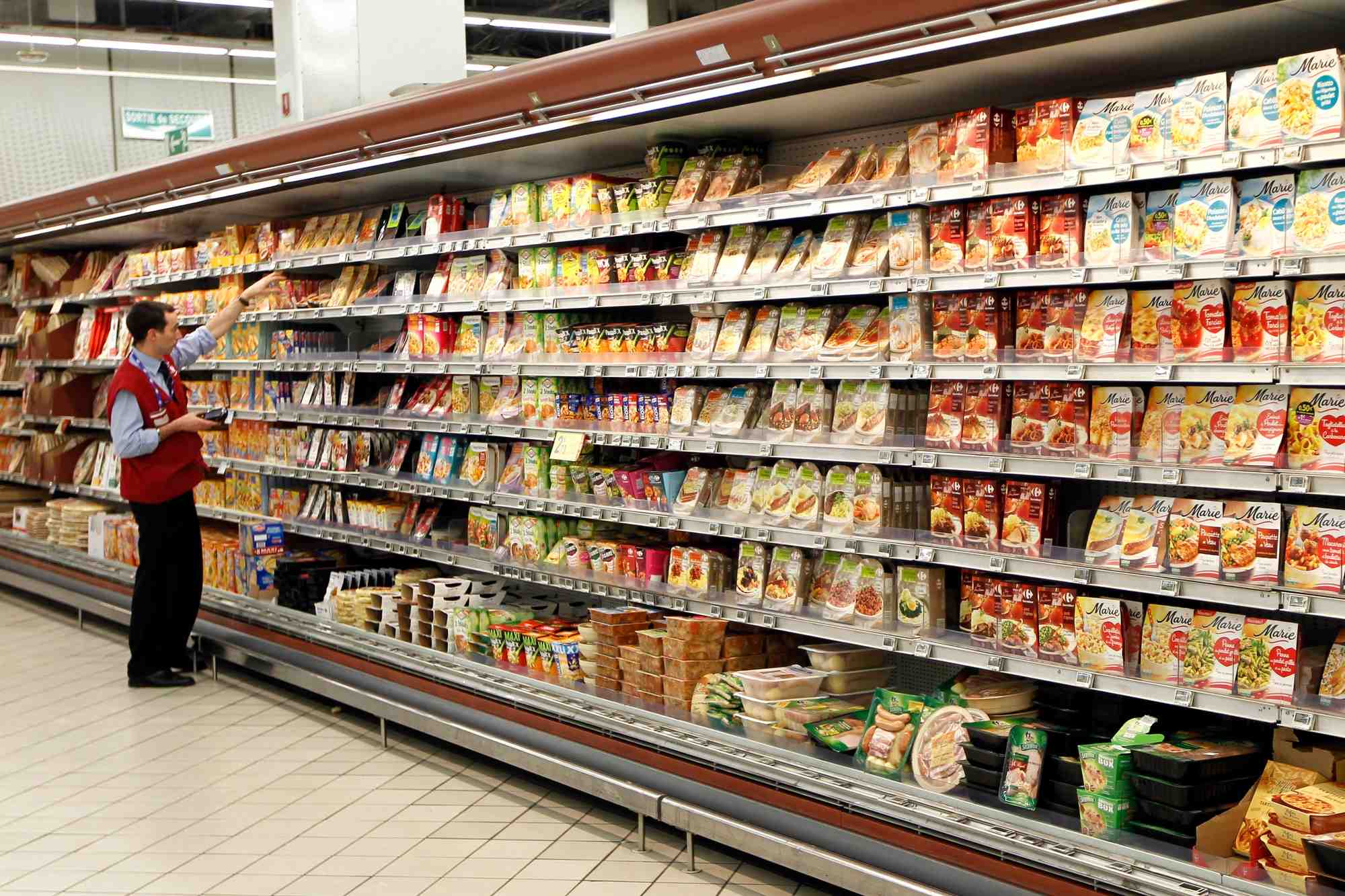 Un employe verifie les rayons d'un supermarche a charenton, pres de paris