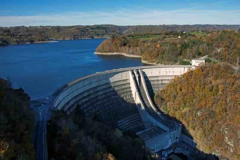 Le barrage de Bort-les-Orgues sur la Dordogne, lancé en 1952 à la jonction entre la Corrèze, le Cantal et le Puy-de-Dôme, est opéré par EDF Hydro. Le contrat de concession est pourtant échu depuis 2012.