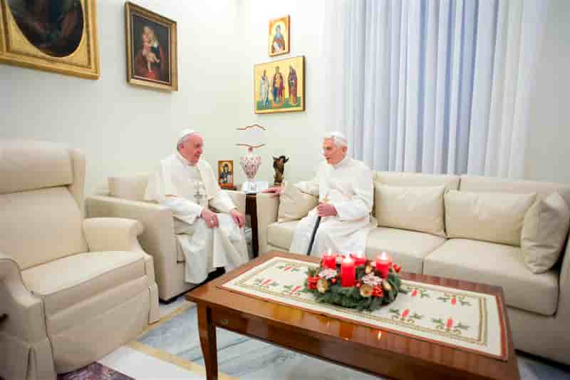 Le pape François et Benoît XVI prient ensemble avant Noël