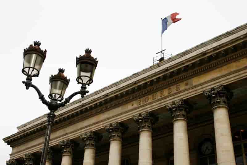 Les Bourses européennes réorientées à la hausse à mi-séance
