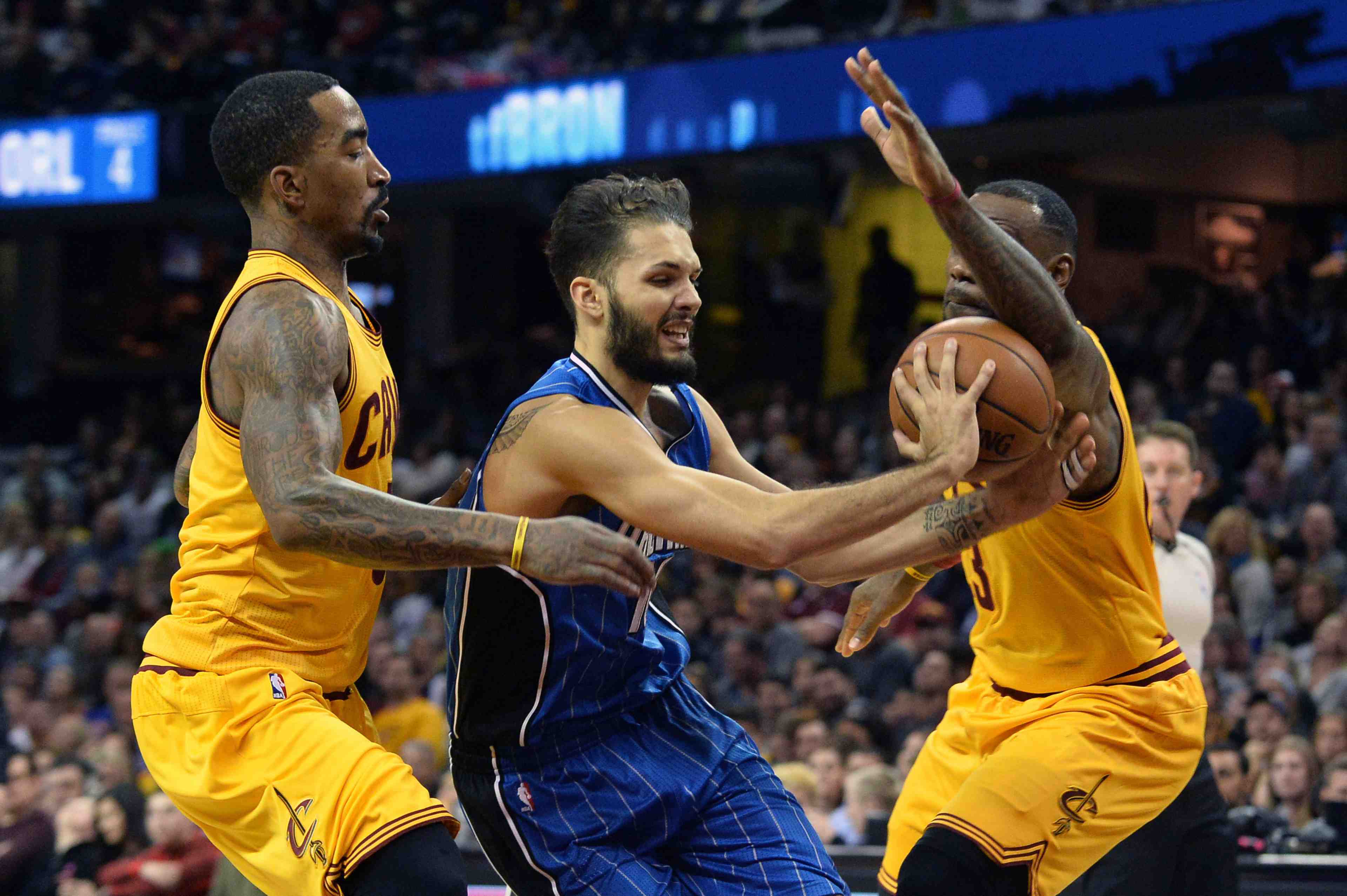 Les warriors et les spurs restent invaincus a la maison