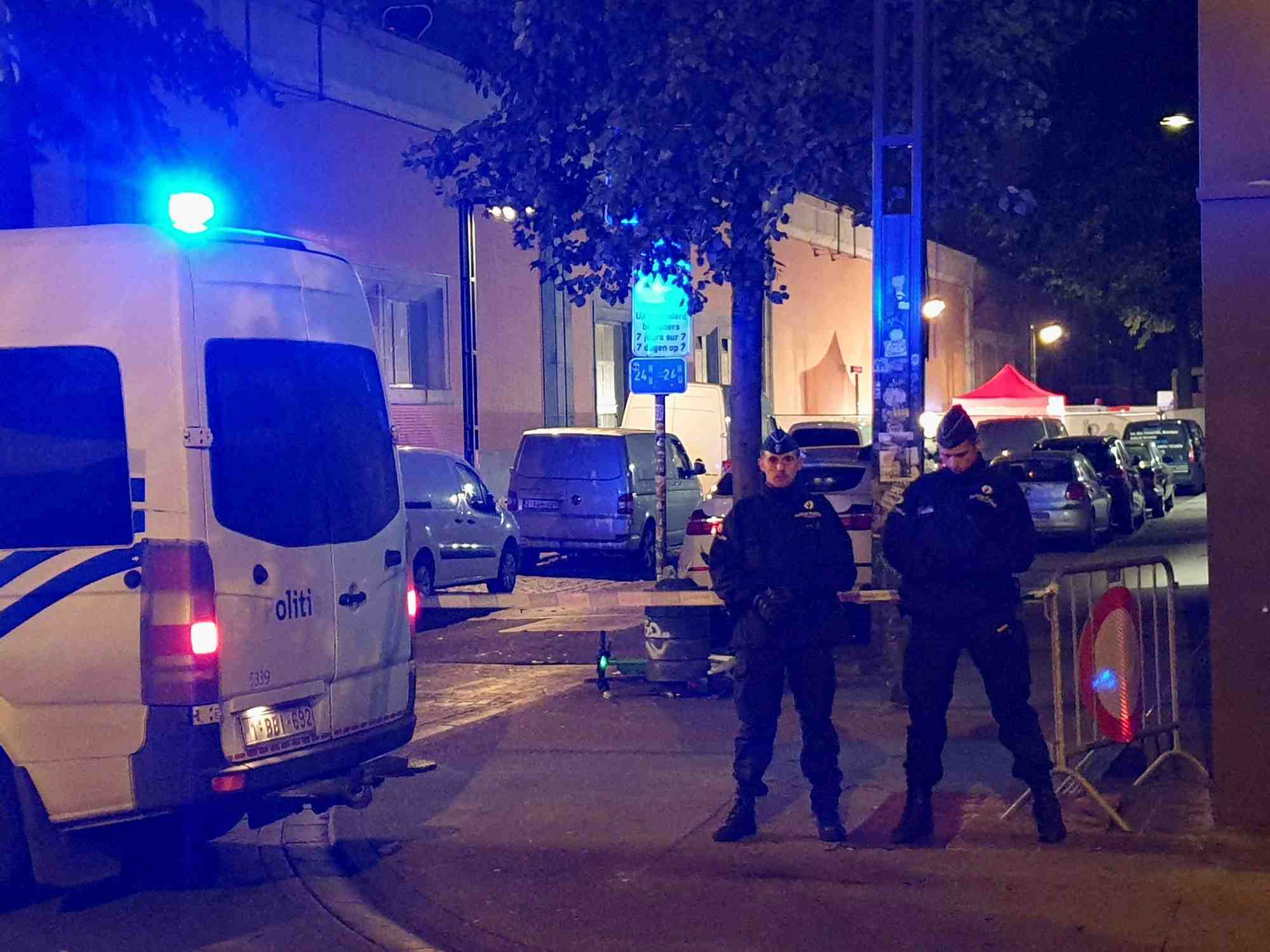 Des policiers belges montent la garde apres une attaque au cours de laquelle un policier a ete tue, a bruxelles