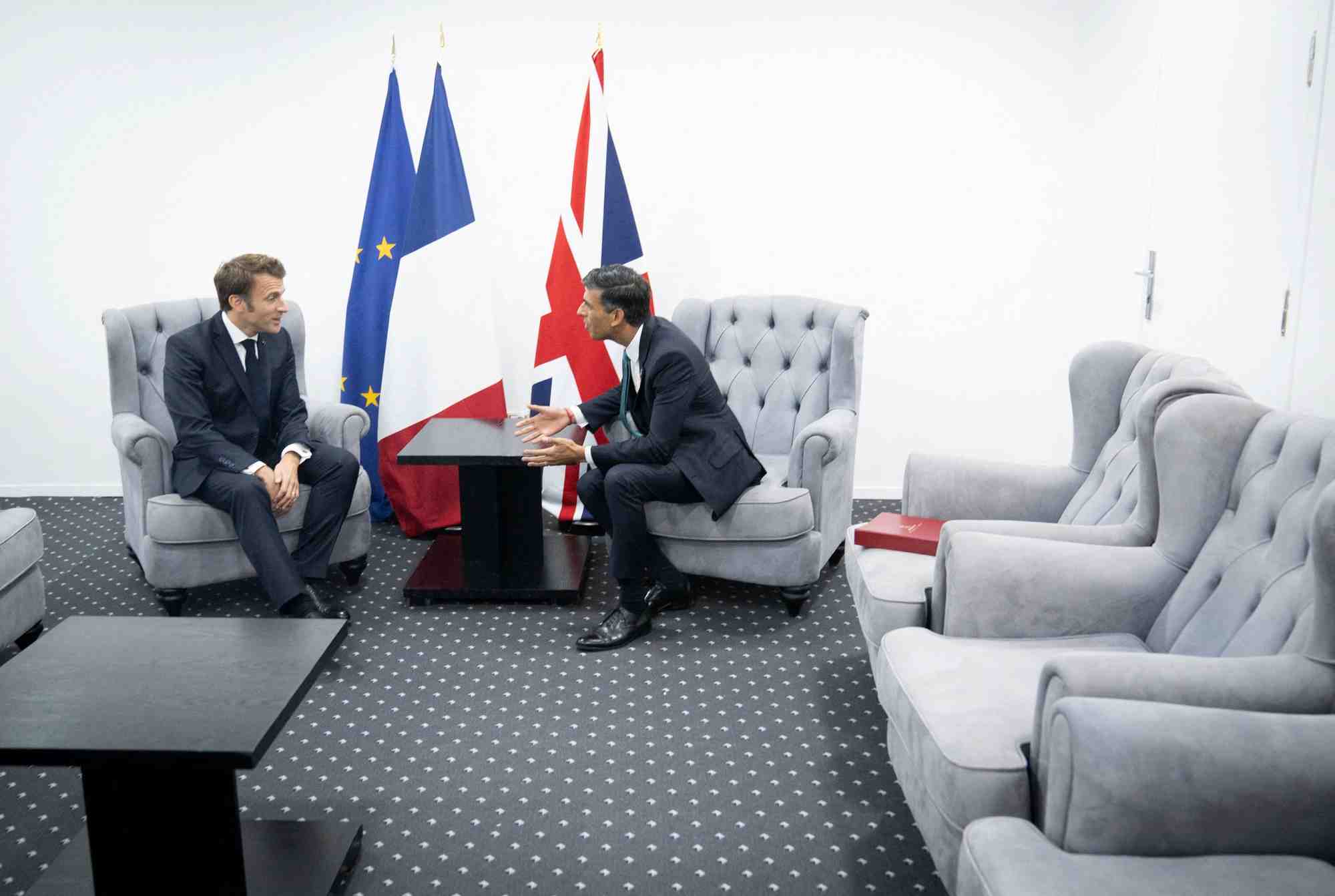 Photo du president francais emmanuel macron avec le premier ministre britannique rishi sunak a la cop27