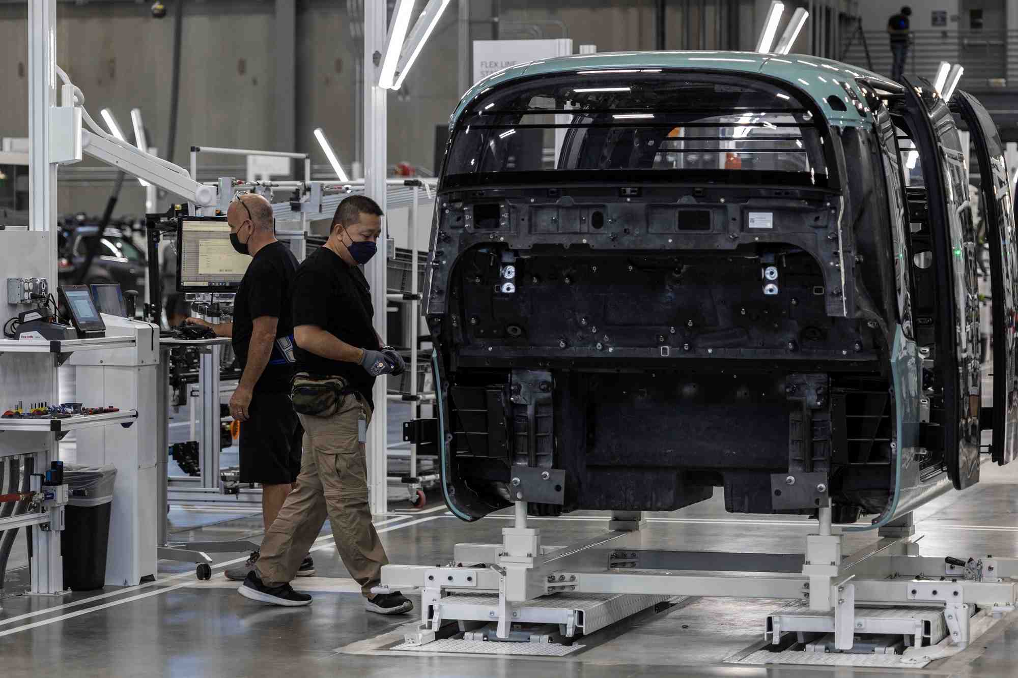 Des employes travaillent dans une usine a fremont, californie, etats-unis