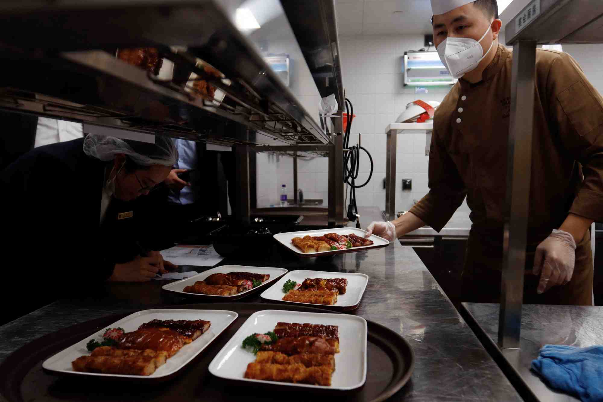 Un chef travaille dans la cuisine d'un hotel a pekin, en chine