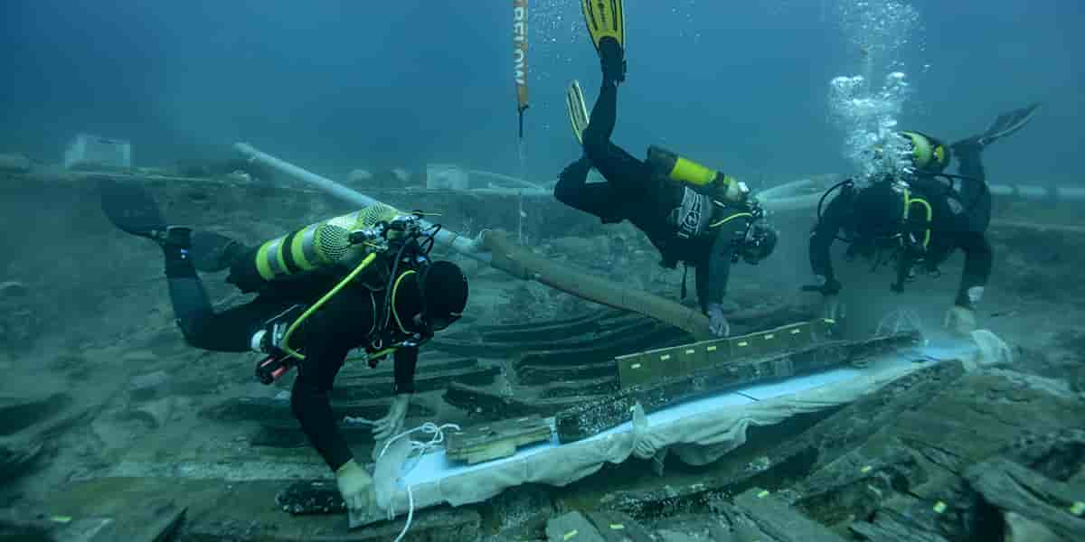 Près des côtes de l’île Sainte-Marguerite, l’équipe de Franca Cibecchini et Pierre Poveda mène les fouilles du « Fort-Royal 1 », un navire de commerce daté du IIe siècle avant JC.