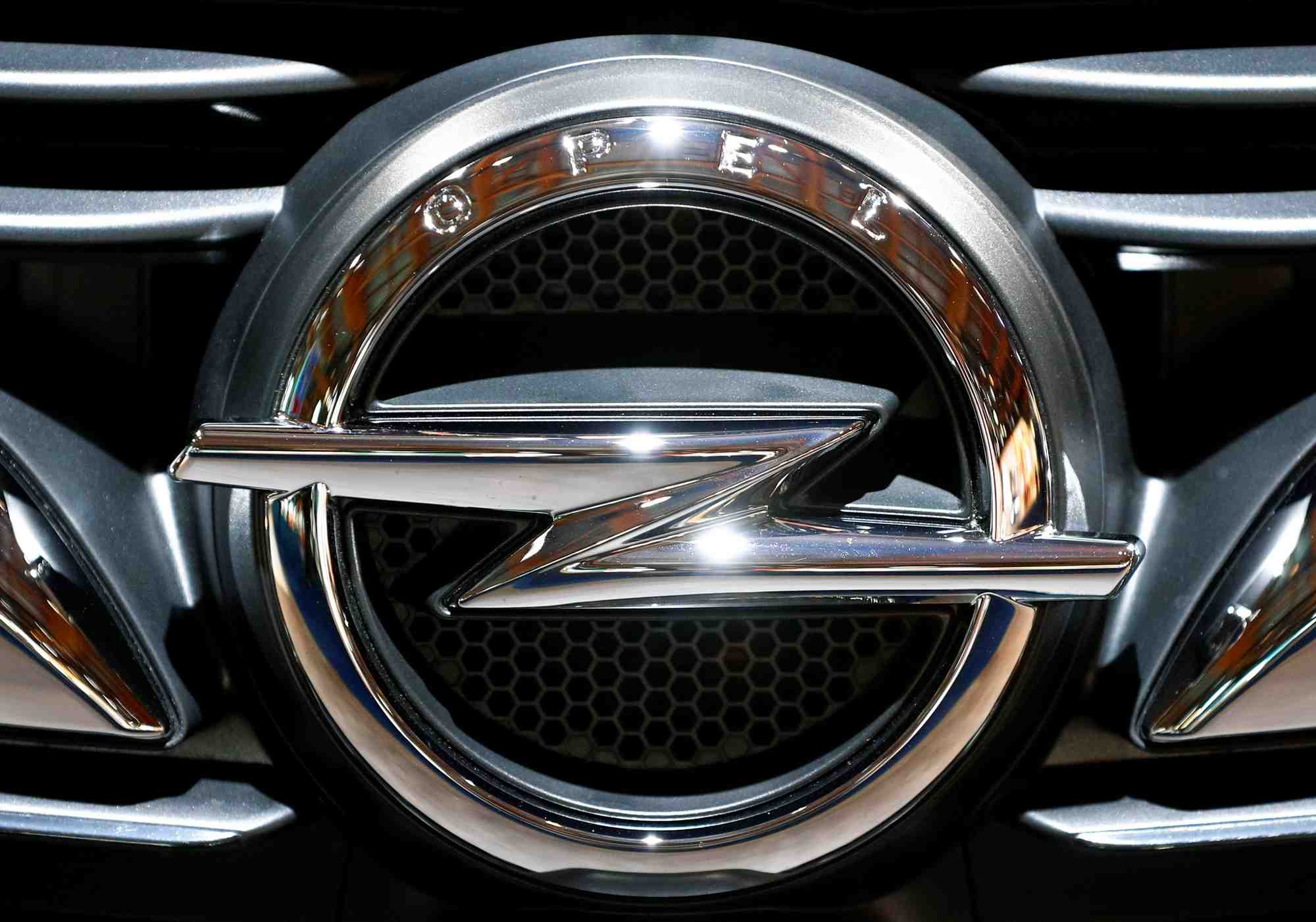 Le logo d'opel au salon de l'automobile de bruxelles