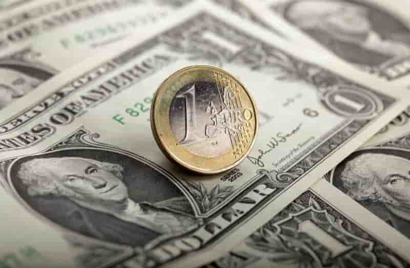 L'euro a un plus bas de 11 ans face au dollar apres les annonces de la bce