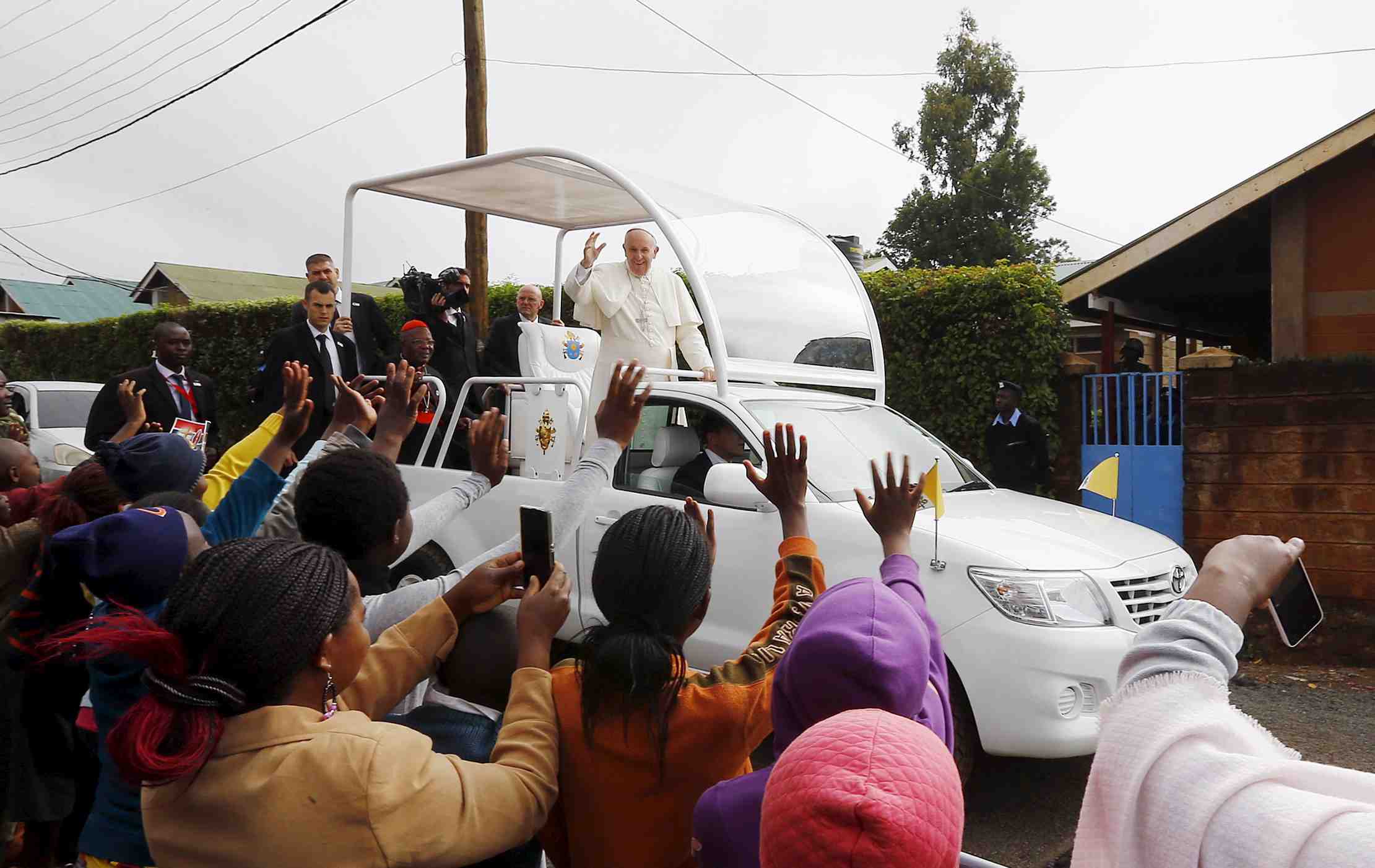 Dans un bidonville de nairobi, le pape denonce les inegalites