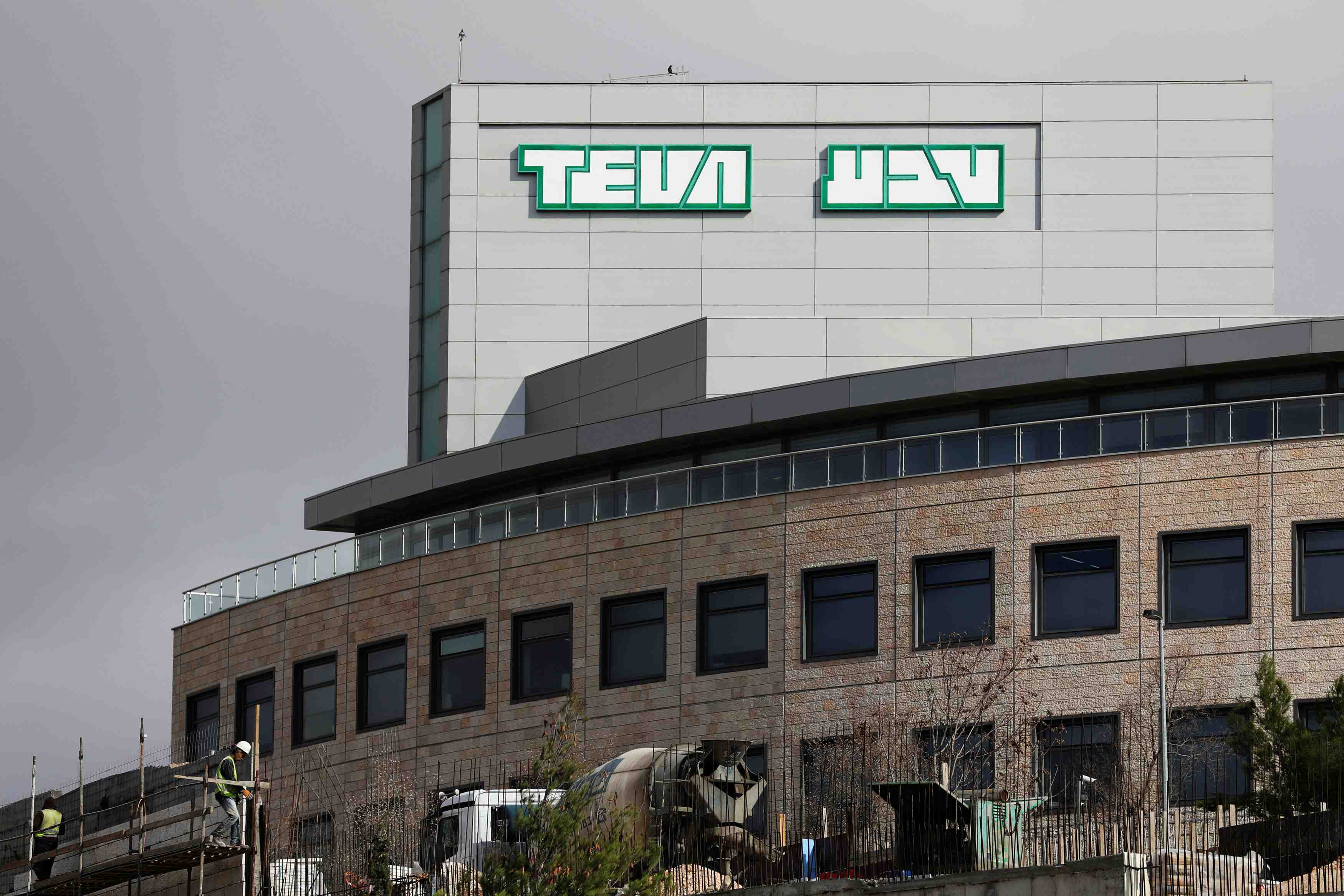 Teva supprime 25% de ses effectifs et suspend le dividende
