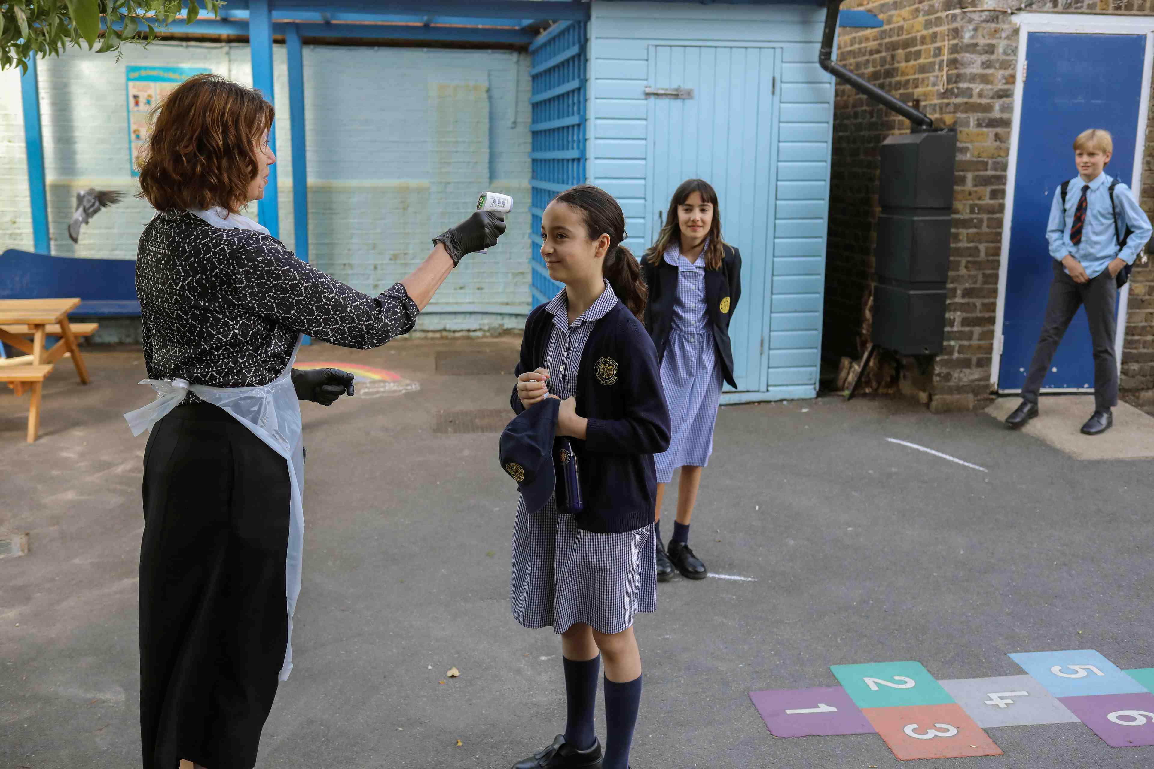 Grande-bretagne : johnson ne veut plus de distanciation sociale pour la rentree scolaire